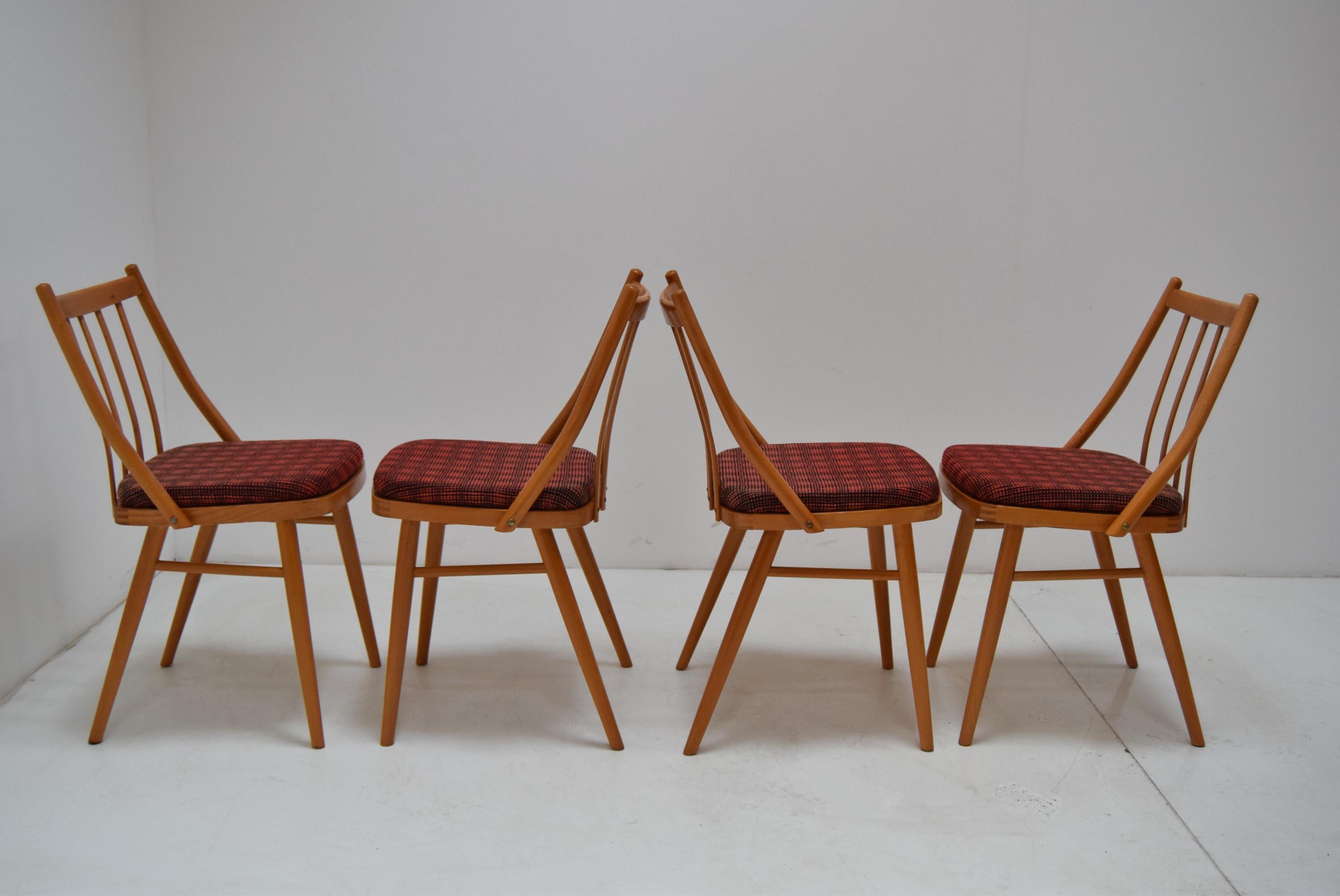 Tissu Ensemble de quatre chaises de salle à manger du milieu du siècle dernier par Antonn uman, années 1980 en vente