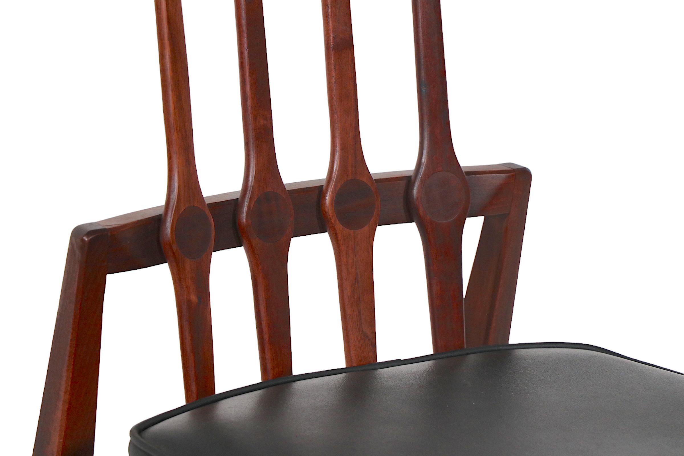 Ensemble architectural chic de chaises de salle à manger vintage du milieu du siècle, conçu par Foster-McDavid. Les chaises présentent une interprétation moderniste de la forme classique du dossier en peigne antique, avec d'élégants supports de
