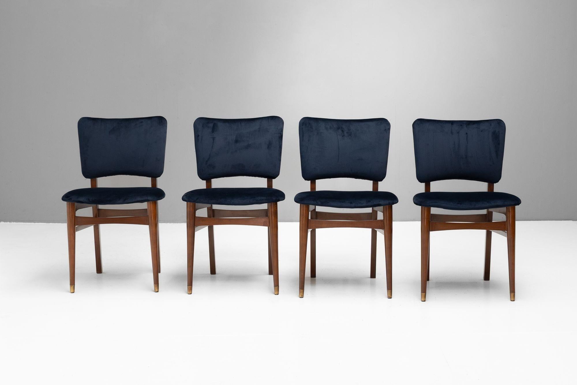 Ensemble de quatre chaises de salle à manger en teck massif du milieu du siècle, nouvellement recouvertes de velours bleu foncé.
K.K. vers 1960.
H 81cm (SH 48cm) x L 50cm x P 46cm
Veuillez nous contacter pour obtenir un devis d'expédition précis.