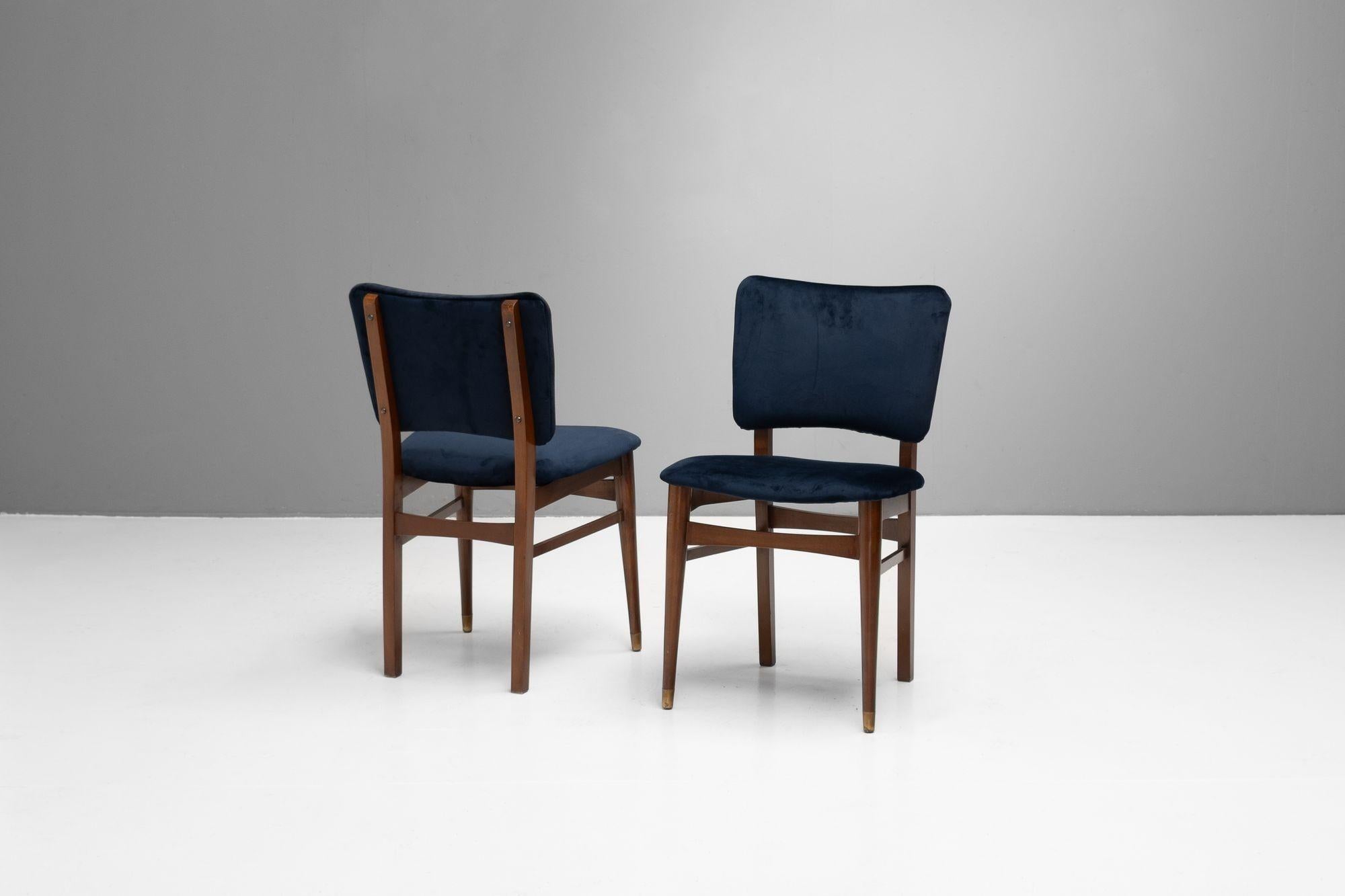 Ensemble de quatre chaises de salle à manger du milieu du siècle dernier Bon état - En vente à London, England