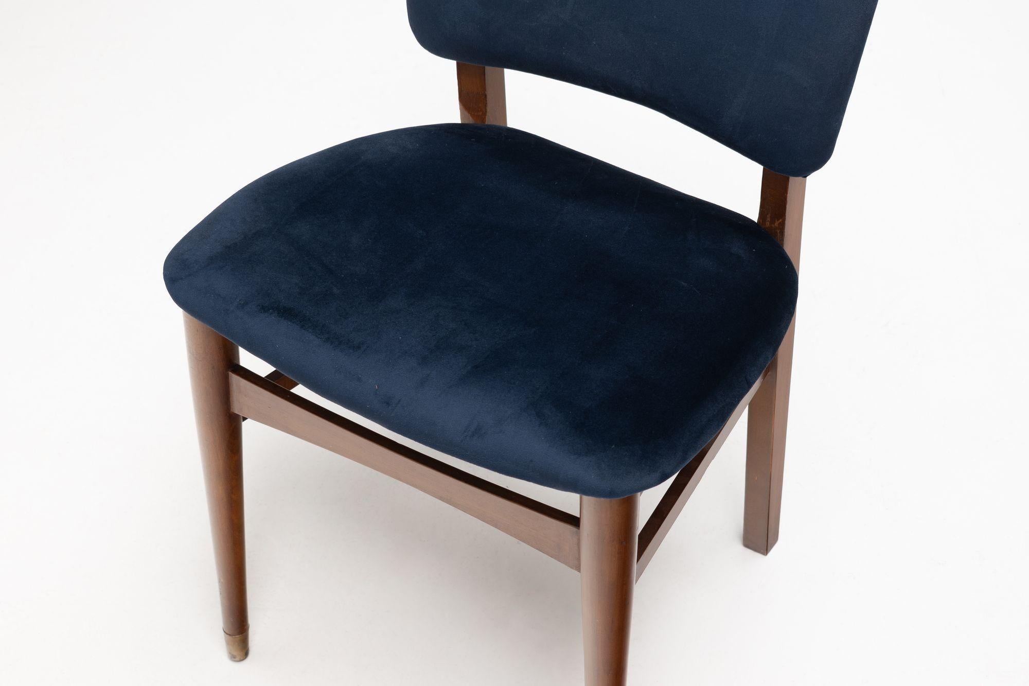 Ensemble de quatre chaises de salle à manger du milieu du siècle dernier en vente 1