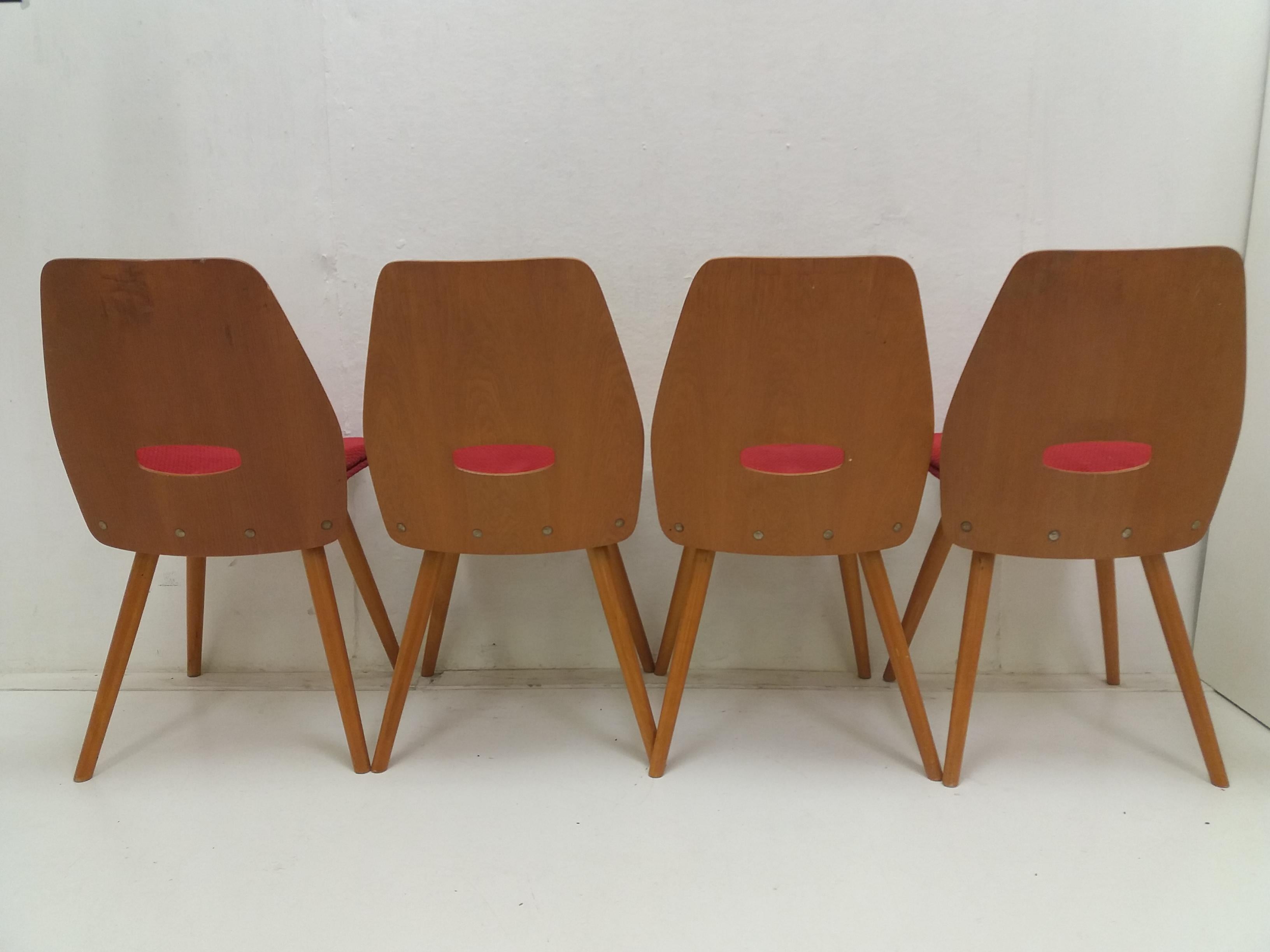 Mid-Century Modern Ensemble de quatre chaises de salle à manger du milieu du siècle / Tatra Pravenec, années 1960 en vente