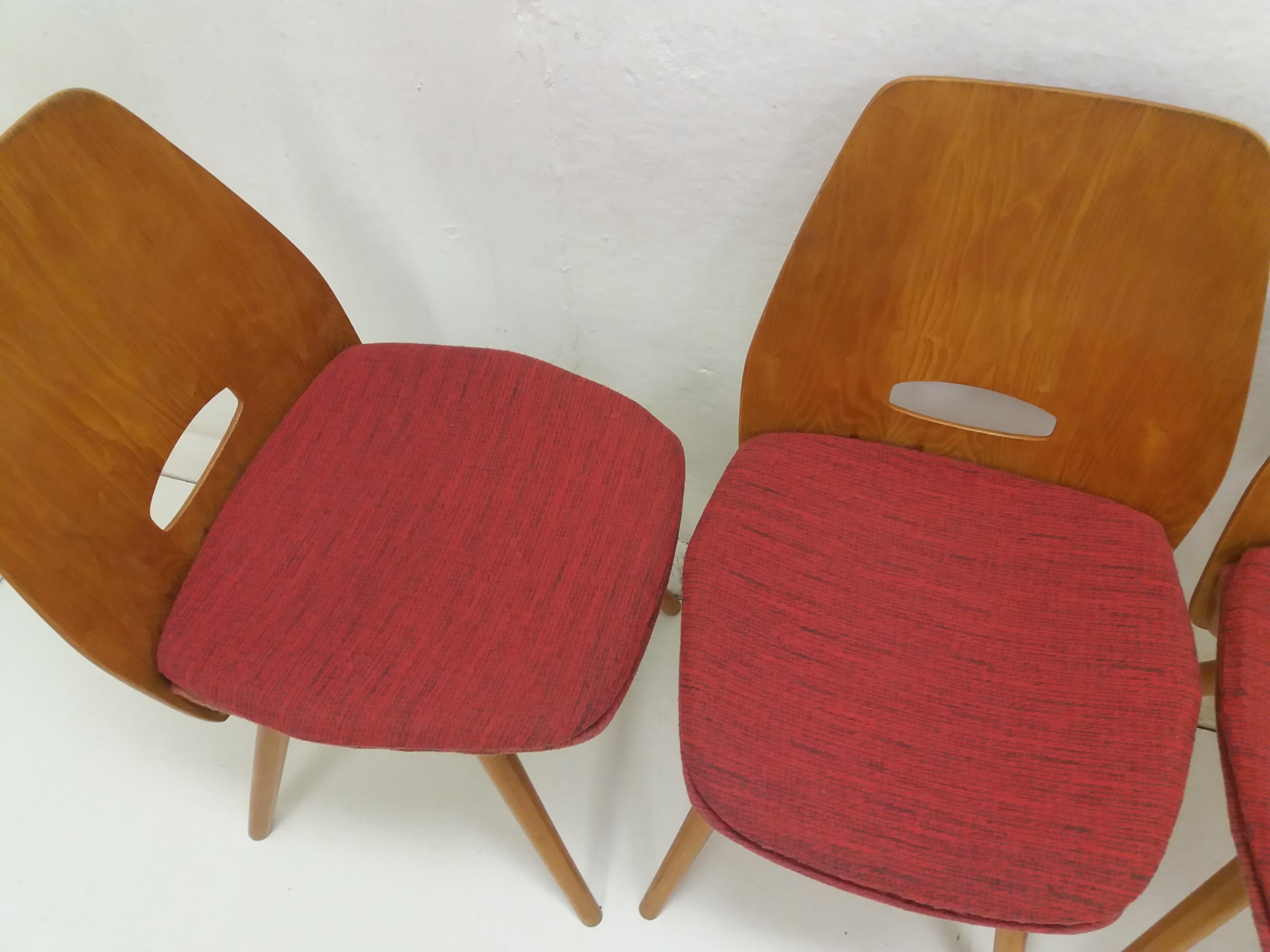 Tissu Ensemble de quatre chaises de salle à manger du milieu du siècle / Tatra Pravenec, années 1960 en vente