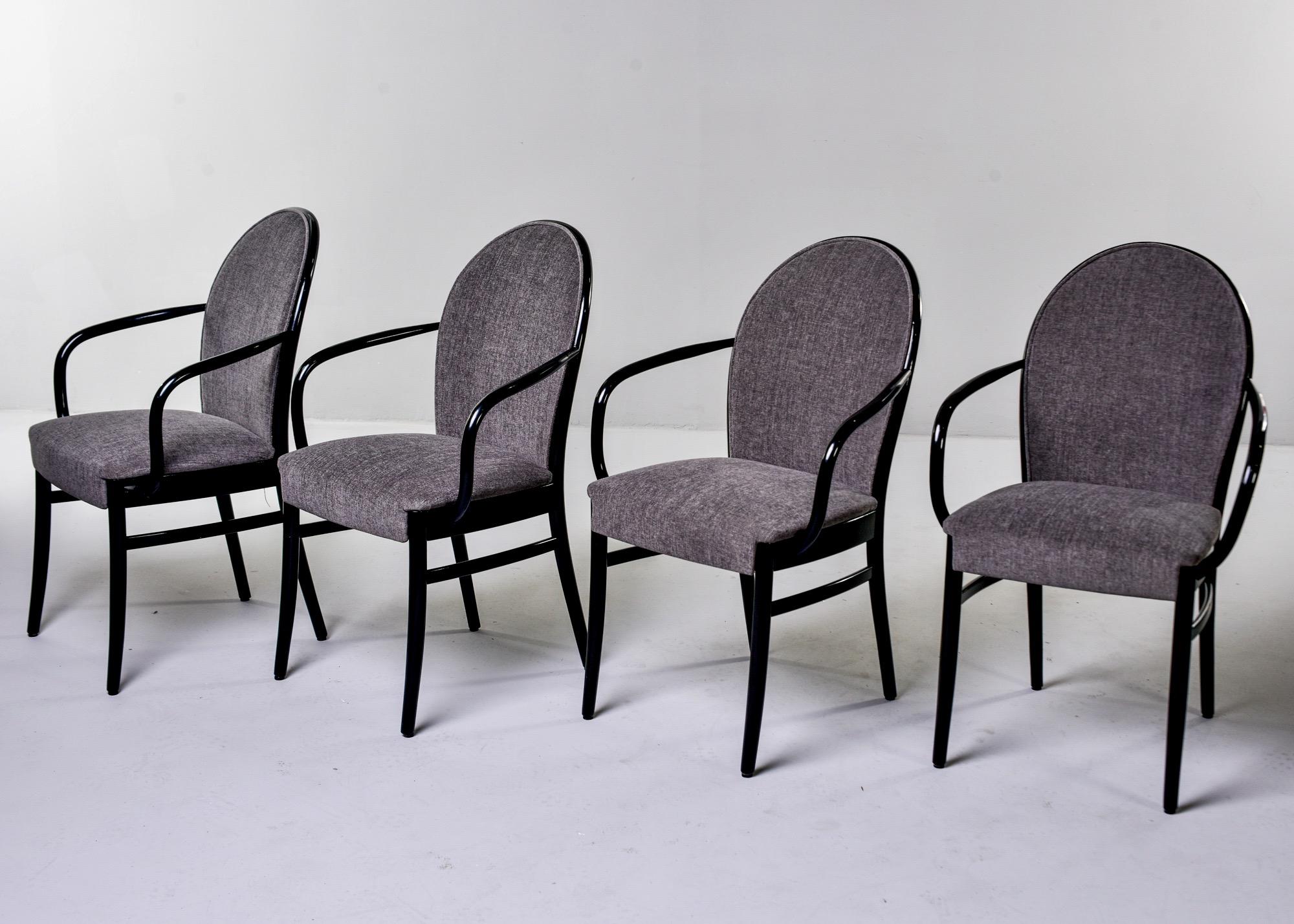 Satz von vier Stühlen aus ebonisiertem Bugholz aus der Mitte des Jahrhunderts (Europäisch) im Angebot