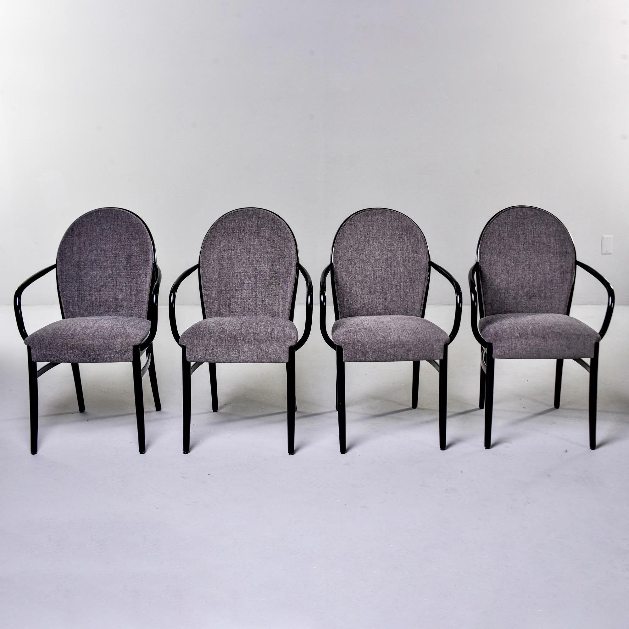 Satz von vier Stühlen aus ebonisiertem Bugholz aus der Mitte des Jahrhunderts im Angebot 3