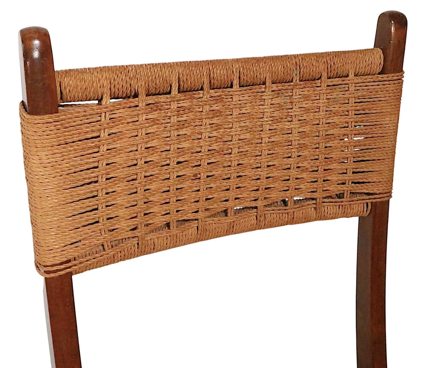 Excepcional juego de cuatro sillas plegables de comedor, cafetería y auxiliares de madera y cuerda, diseñadas por Elbert Wels, según Wegner. Estas elegantes sillas están en excelente estado original, limpias y listas para su uso, mostrando sólo un
