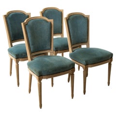 Ensemble de quatre chaises de salle à manger ou d'appoint de style Louis XVI blanchies, datant du milieu du siècle dernier.
