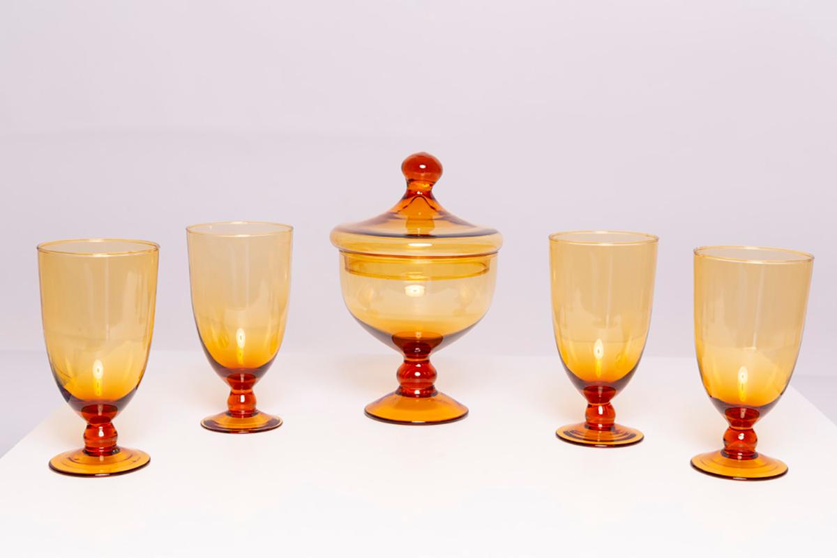 Set of Four Mid Century Glasses and Sugar Bowl, Murano, Europe, 1960s In Good Condition For Sale In 05-080 Hornowek, PL
