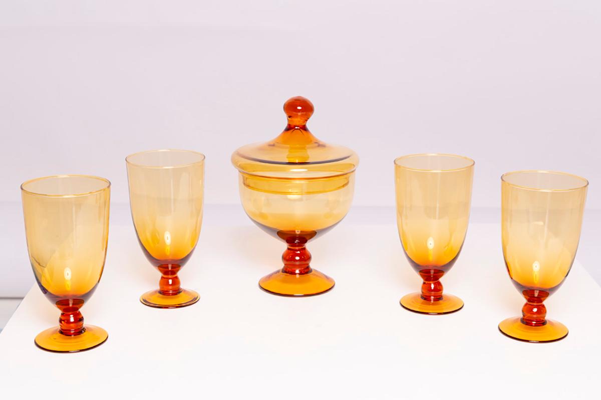 Satz von vier Gläsern und einer Zuckerdose aus der Mitte des Jahrhunderts, Murano, Europa, 1960er Jahre (20. Jahrhundert) im Angebot