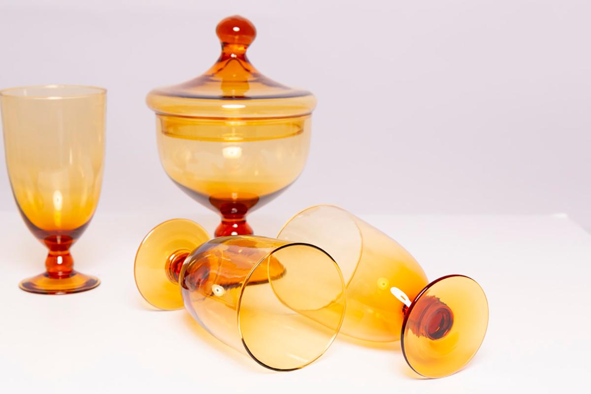 Satz von vier Gläsern und einer Zuckerdose aus der Mitte des Jahrhunderts, Murano, Europa, 1960er Jahre (Glas) im Angebot
