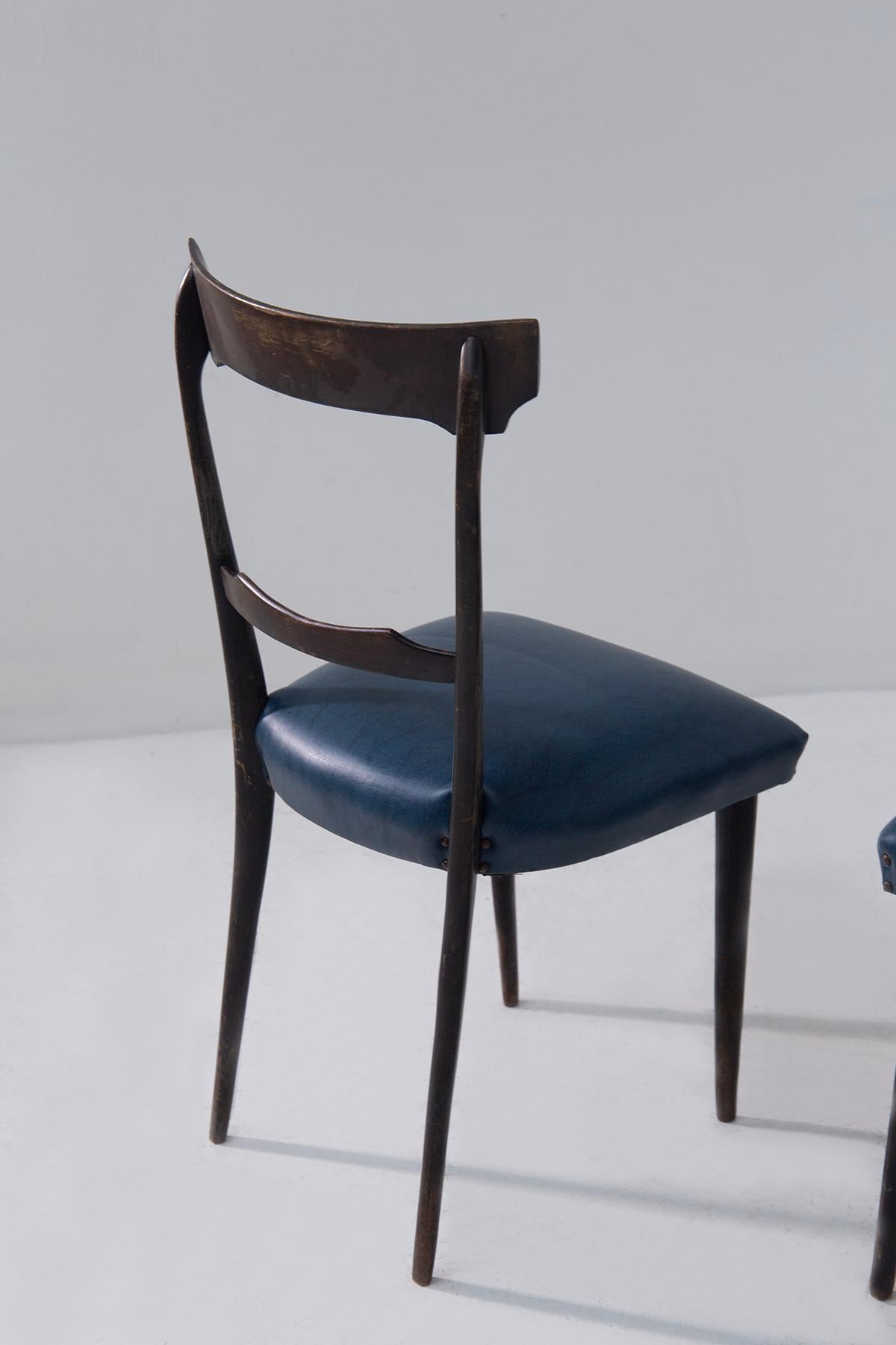 Juego de cuatro sillas de comedor italianas de mediados de siglo en polipiel azul en venta 3