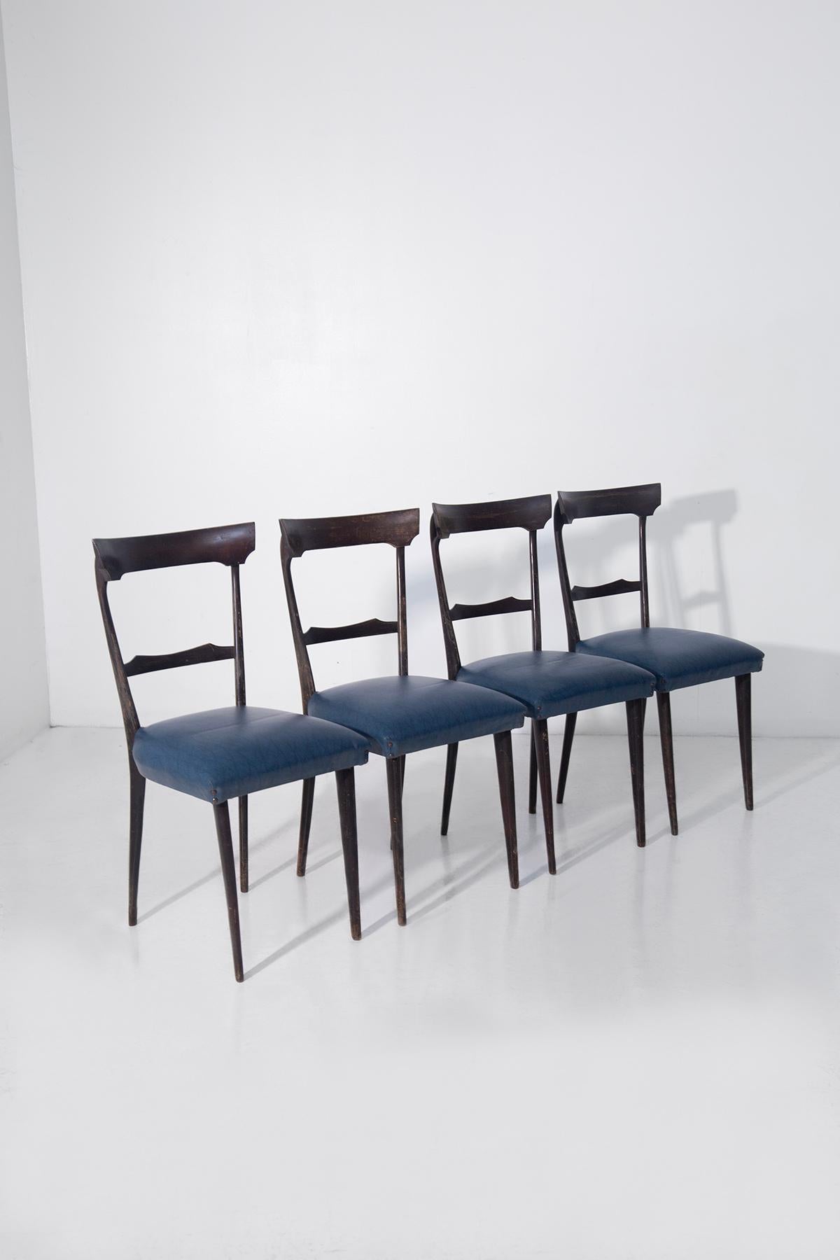 Juego de cuatro sillas de comedor italianas de mediados de siglo - Atribuidas a Ico Parisi
Elegante diseño italiano en caoba y piel sintética azul
Este hermoso conjunto de cuatro sillas de comedor de la modernidad de mediados de siglo se atribuye a
