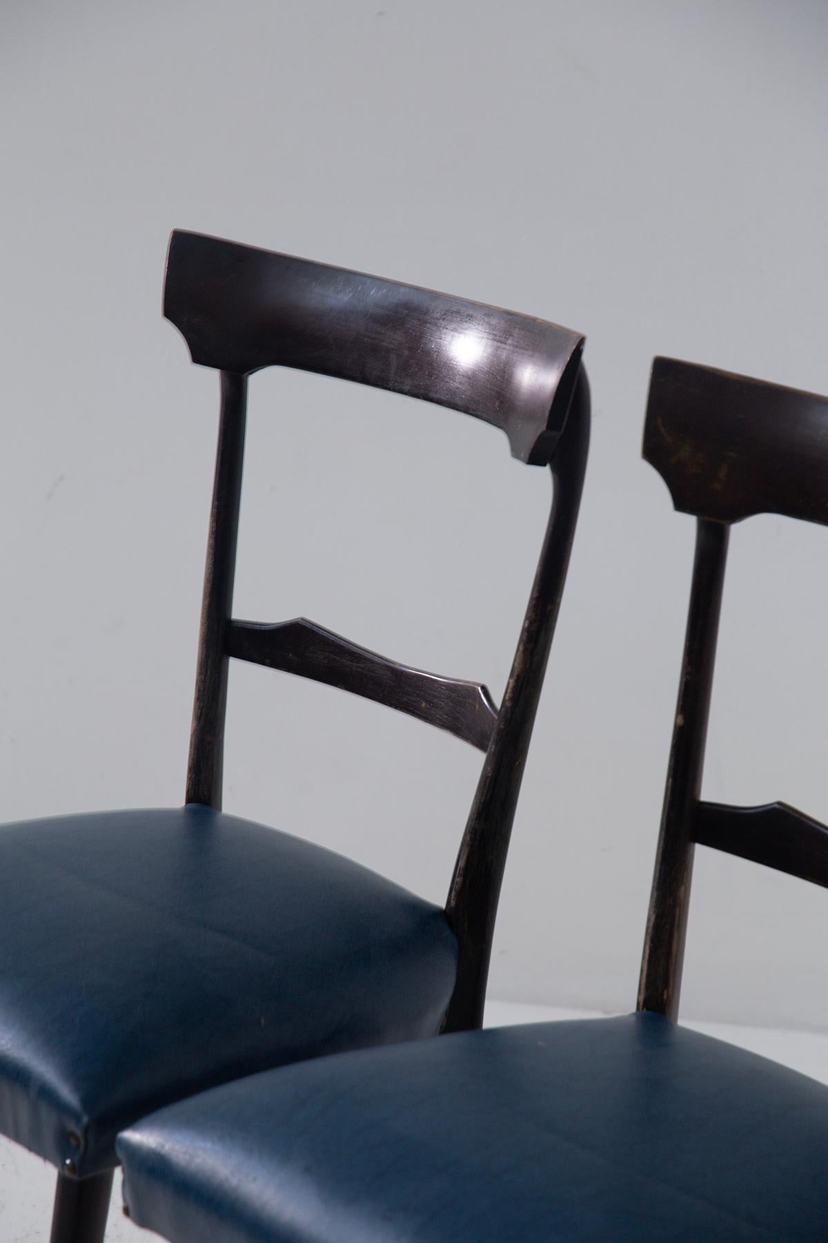 Juego de cuatro sillas de comedor italianas de mediados de siglo en polipiel azul Moderno de mediados de siglo en venta