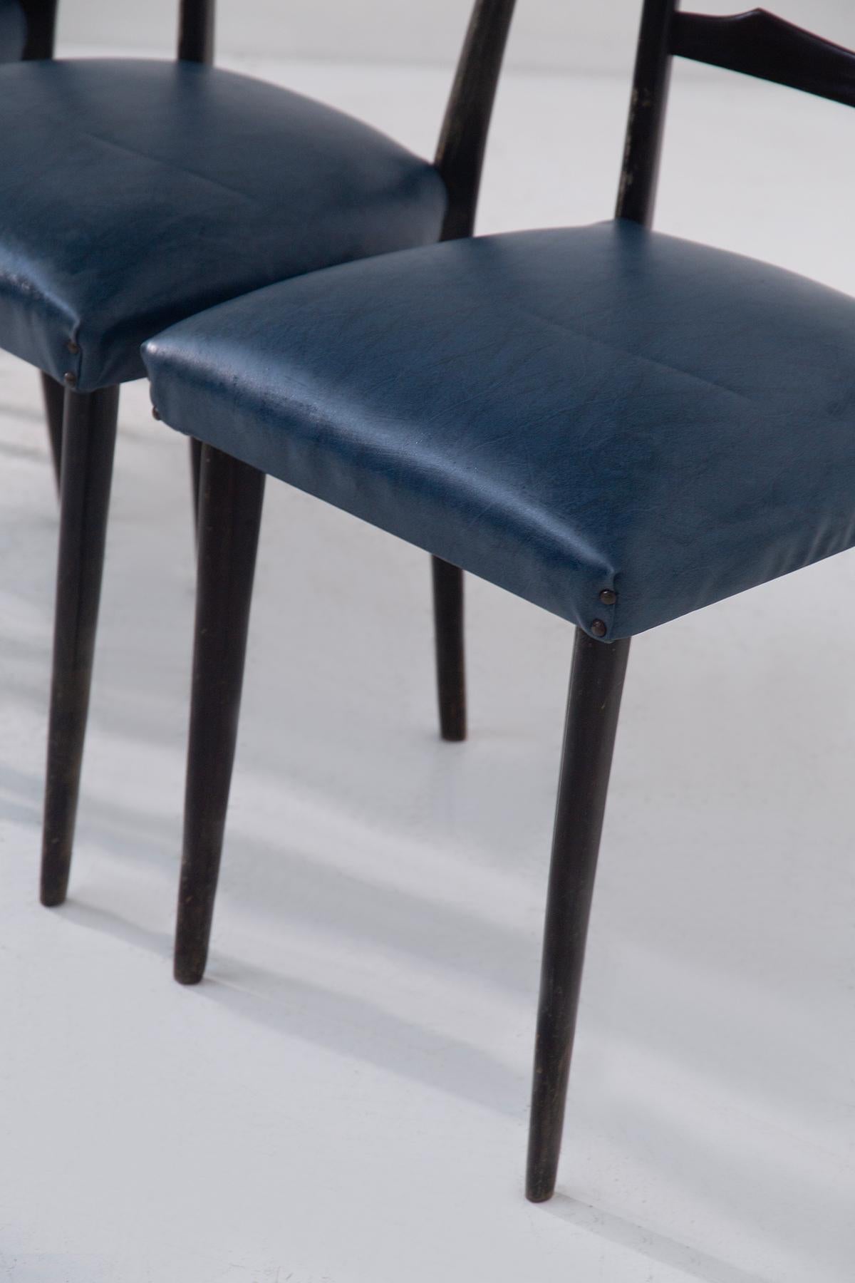 Juego de cuatro sillas de comedor italianas de mediados de siglo en polipiel azul en Bueno estado para la venta en Milano, IT