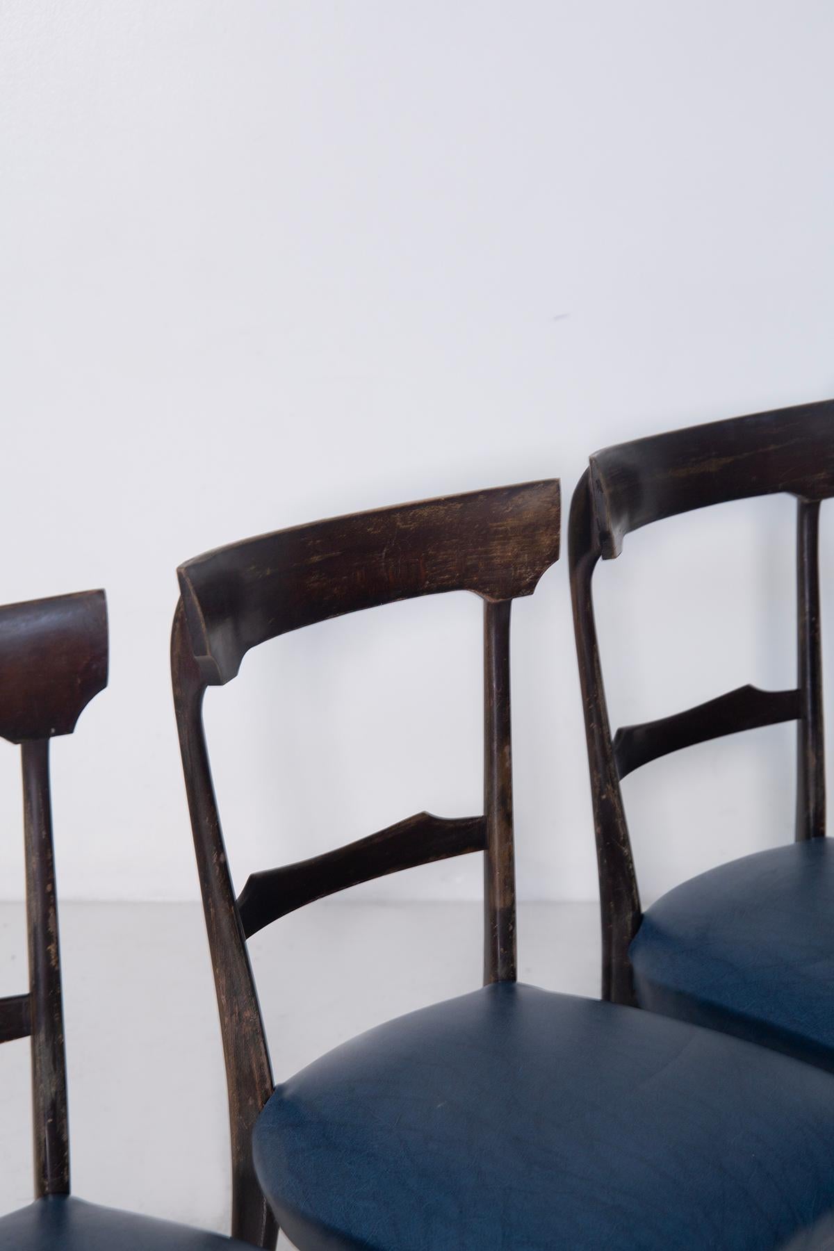 Juego de cuatro sillas de comedor italianas de mediados de siglo en polipiel azul Mid-20th Century en venta