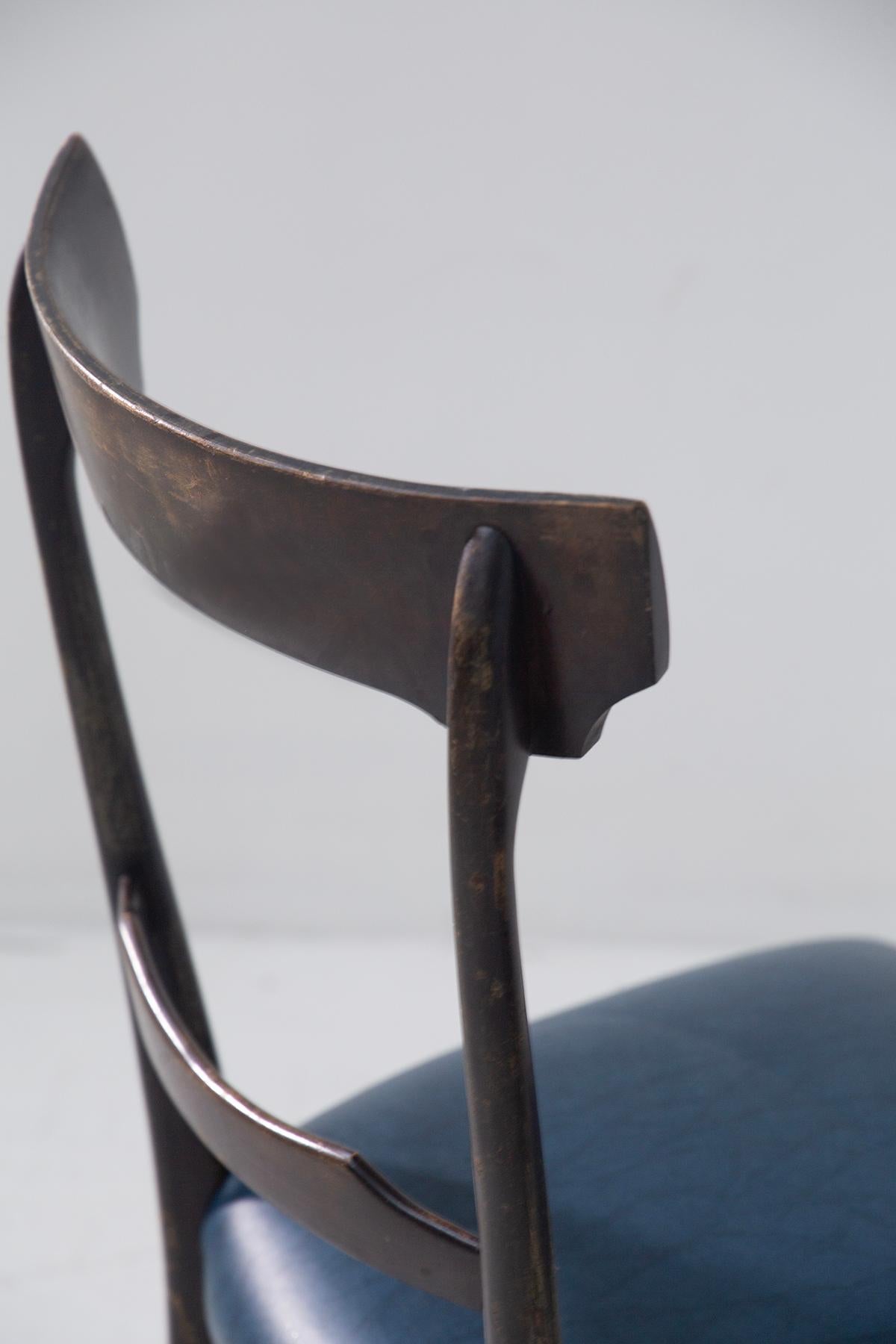 Juego de cuatro sillas de comedor italianas de mediados de siglo en polipiel azul Cuero en venta