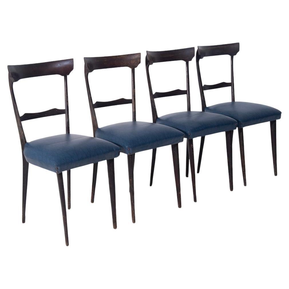 Juego de cuatro sillas de comedor italianas de mediados de siglo en polipiel azul en venta