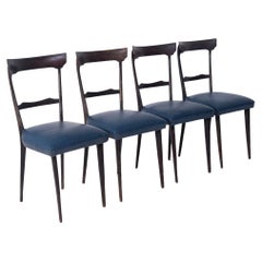 Juego de cuatro sillas de comedor italianas de mediados de siglo en polipiel azul
