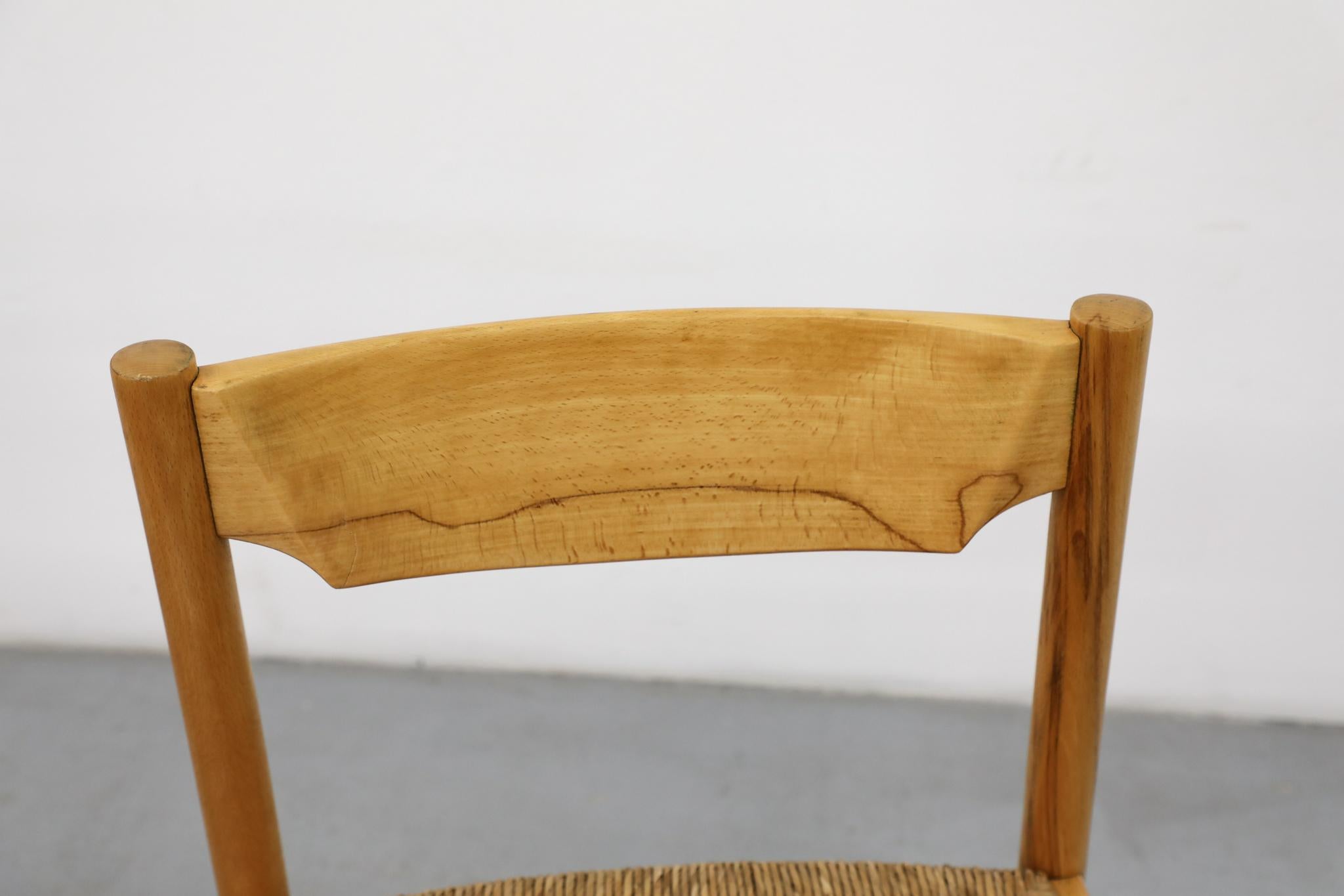 Set of Four Mid-Century Magistretti Style Pine Dining Chairs w/ Rush Seats im Angebot 4