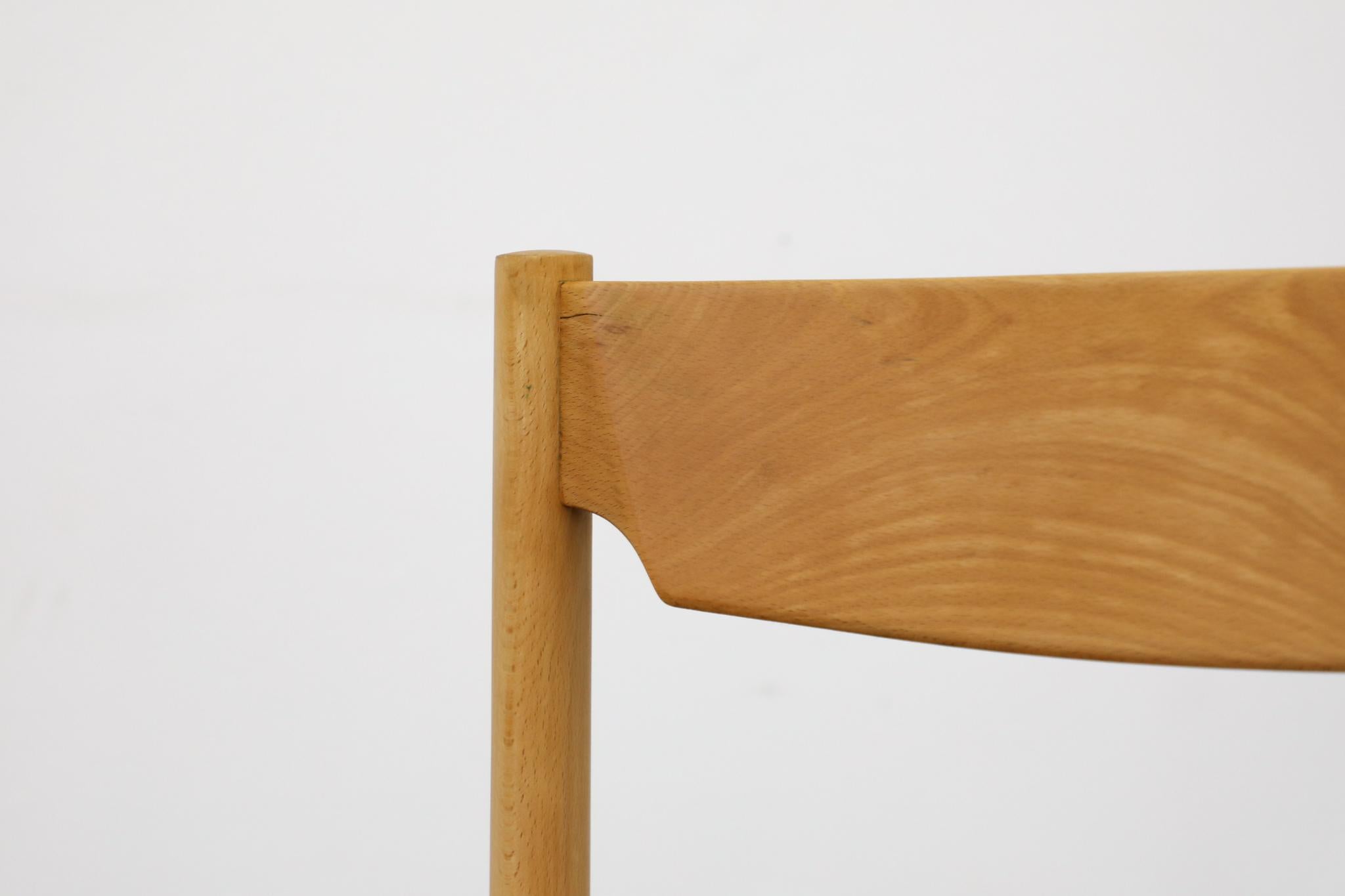 Set of Four Mid-Century Magistretti Style Pine Dining Chairs w/ Rush Seats im Angebot 5