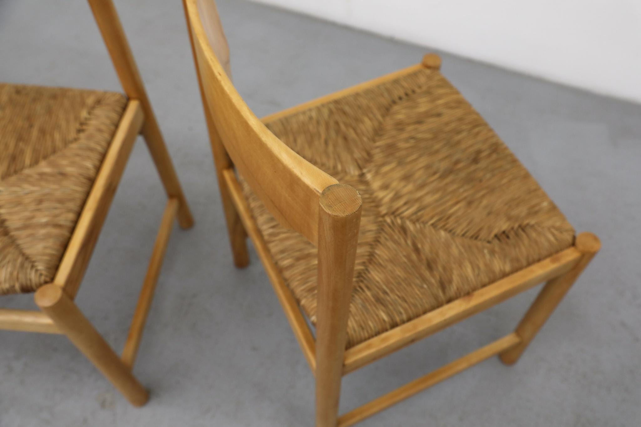 Set of Four Mid-Century Magistretti Style Pine Dining Chairs w/ Rush Seats im Angebot 7
