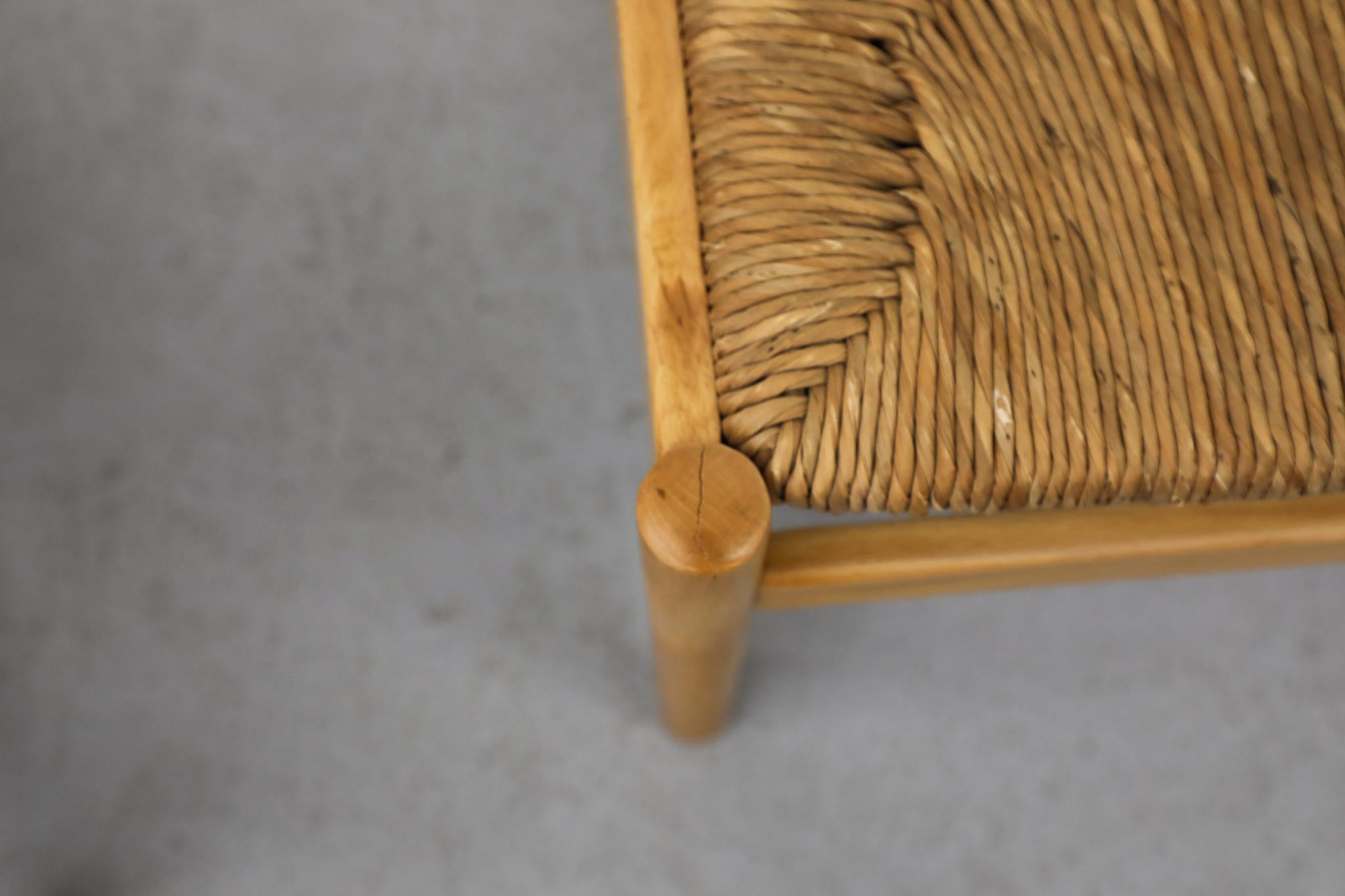 Set of Four Mid-Century Magistretti Style Pine Dining Chairs w/ Rush Seats im Angebot 9