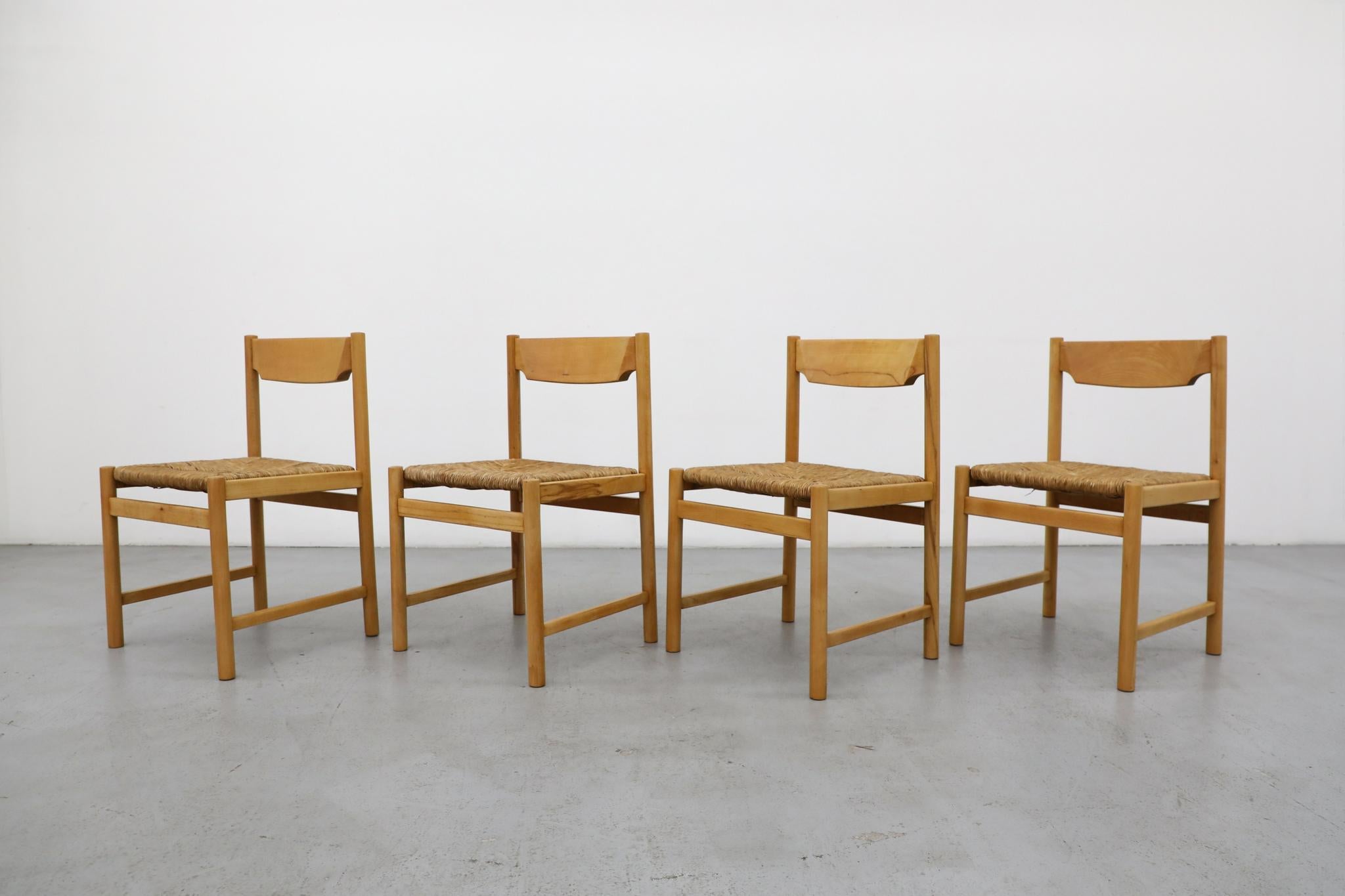 Set of Four Mid-Century Magistretti Style Pine Dining Chairs w/ Rush Seats (Moderne der Mitte des Jahrhunderts) im Angebot