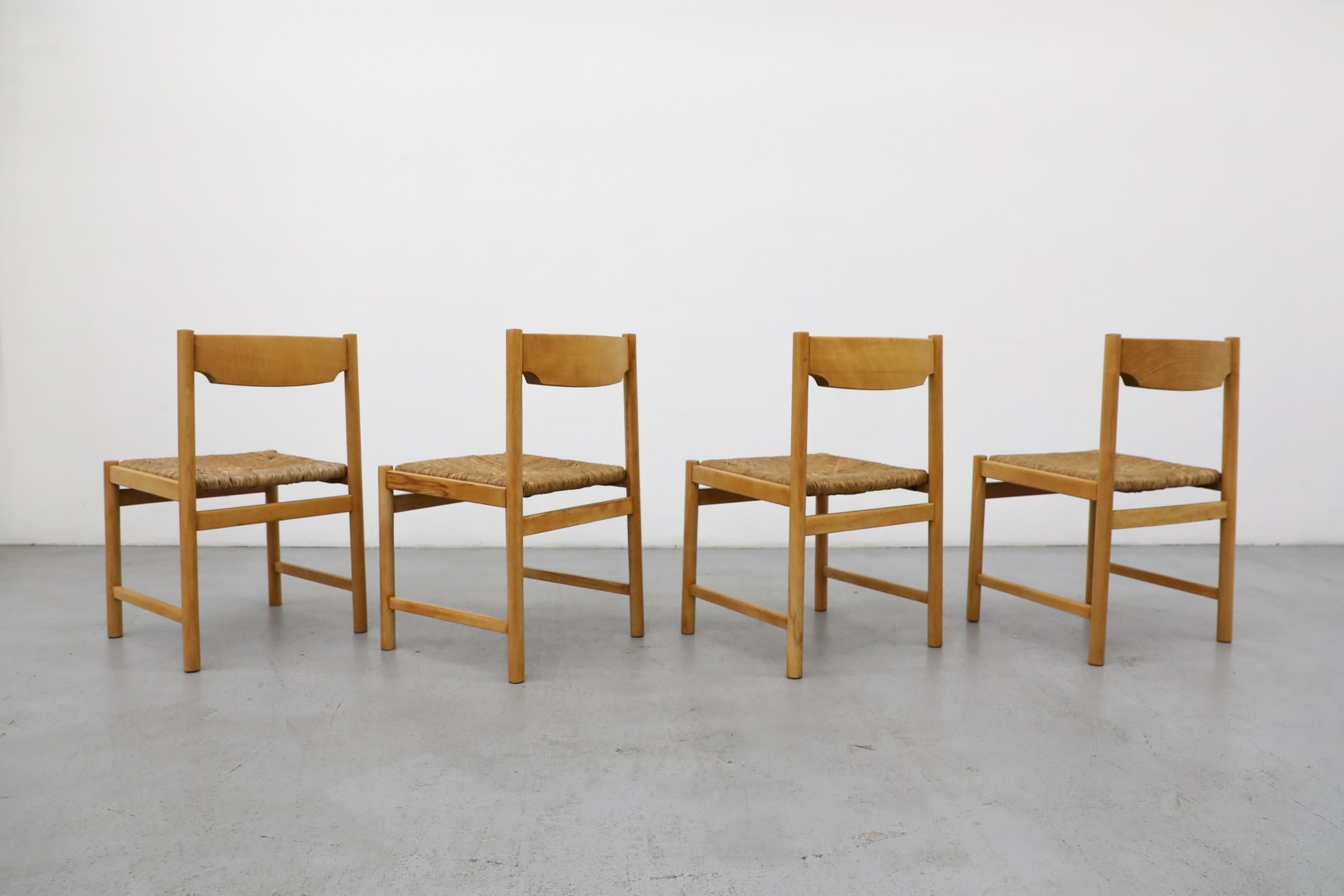 Set of Four Mid-Century Magistretti Style Pine Dining Chairs w/ Rush Seats im Zustand „Gut“ im Angebot in Los Angeles, CA