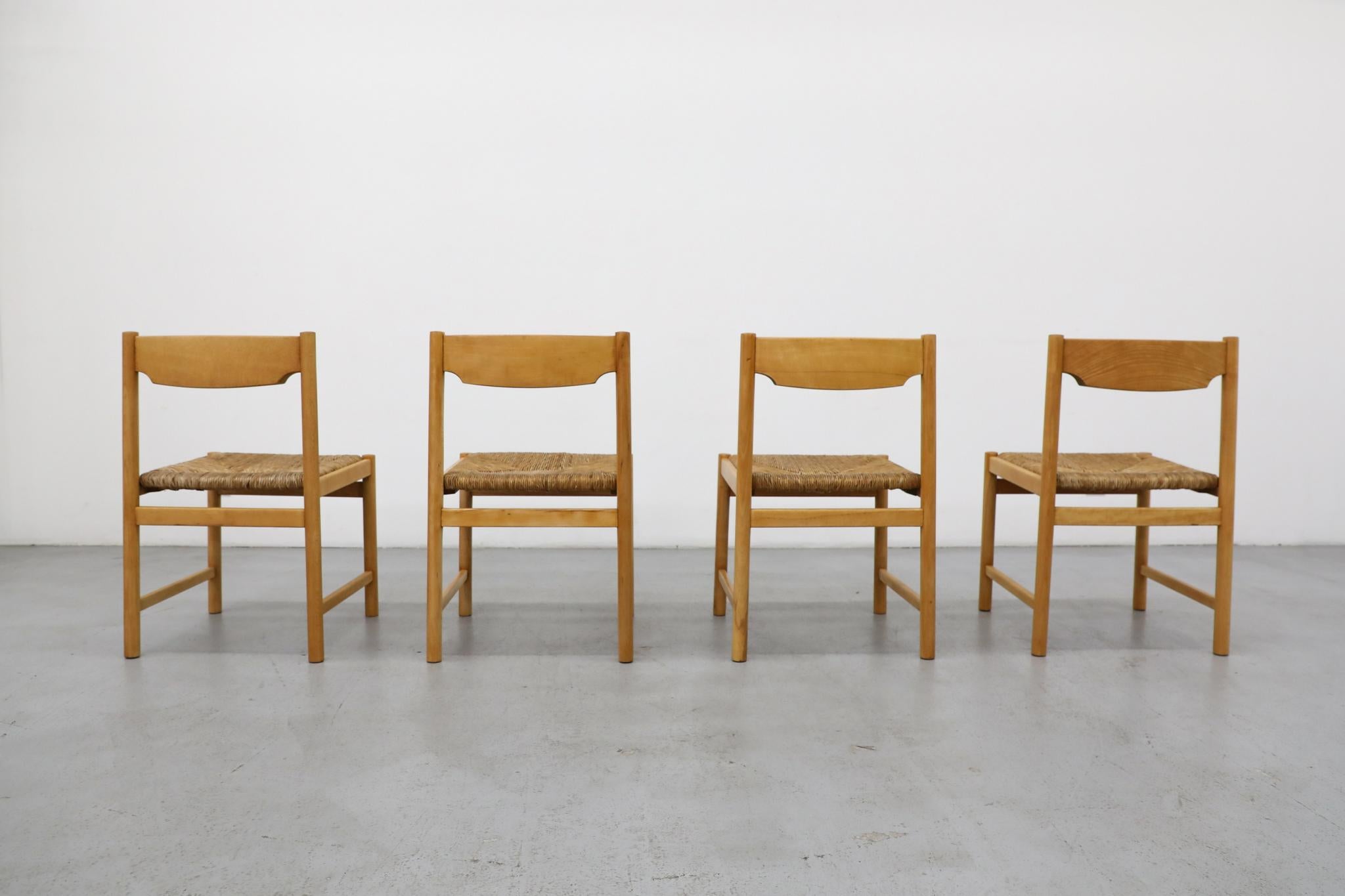 Set of Four Mid-Century Magistretti Style Pine Dining Chairs w/ Rush Seats (Mitte des 20. Jahrhunderts) im Angebot