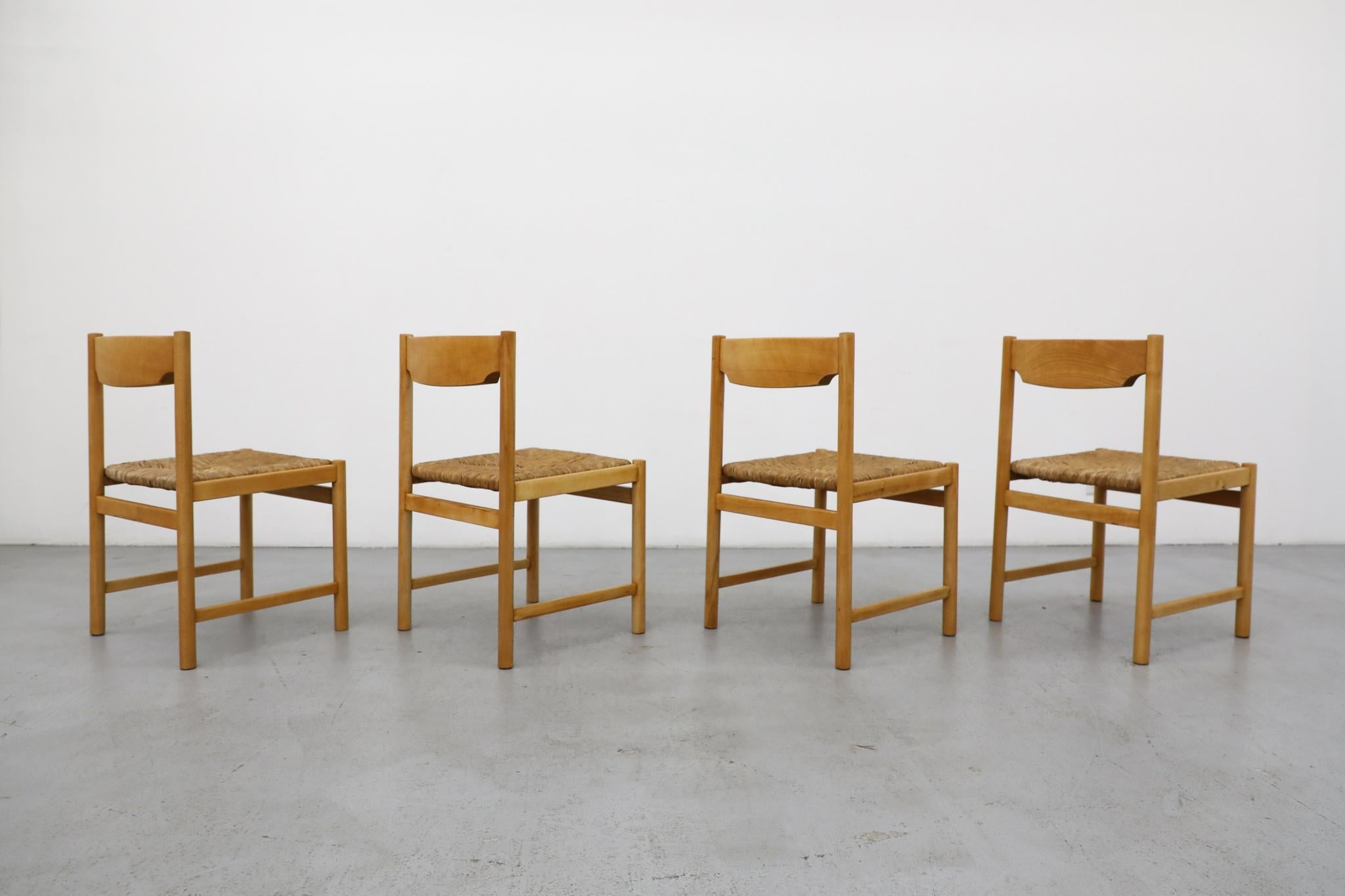 Set of Four Mid-Century Magistretti Style Pine Dining Chairs w/ Rush Seats (Binse) im Angebot