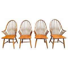 Ensemble de quatre fauteuils continus de style Windsor en érable du milieu du siècle dernier