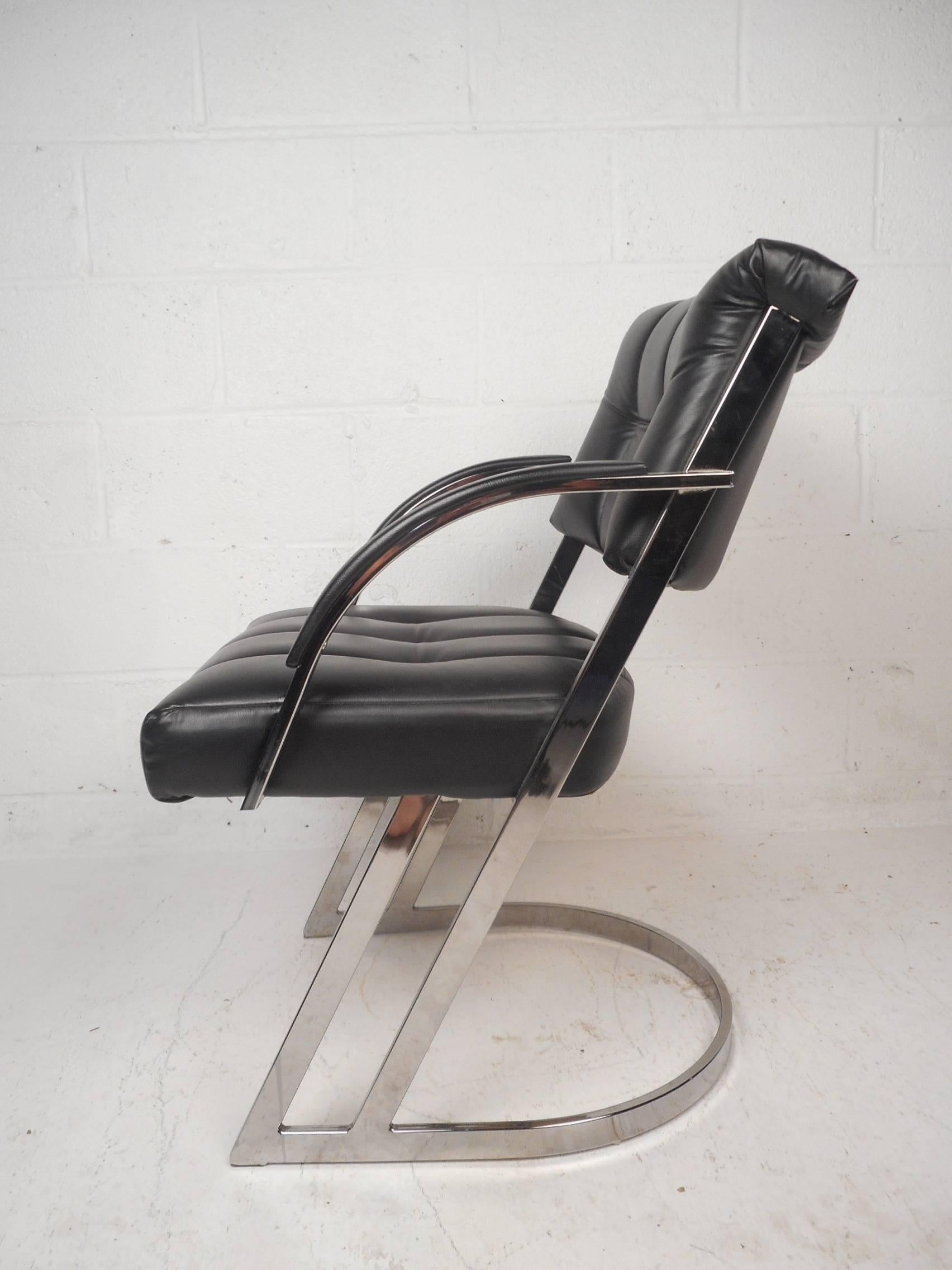Mid-Century moderno Set di quattro sedie a sbalzo in stile Milo Baughman della metà del secolo scorso in vendita