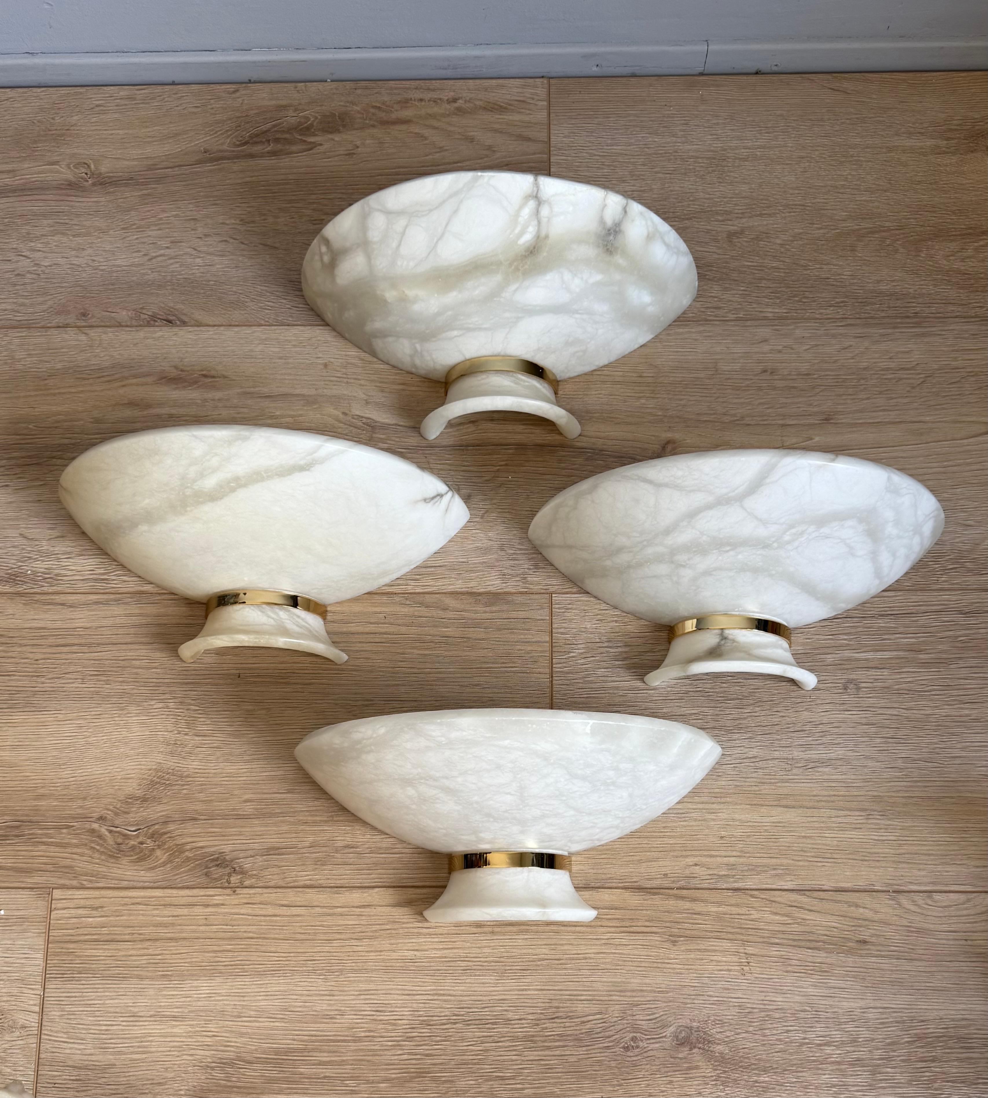 Applique da parete in alabastro uniche nel loro genere, in stile Art Déco.

Un bellissimo e raro set di quattro appliques in alabastro di stile Mid-Century Modern con dettagli in ottone, realizzato in Italia negli anni Settanta. Questi apparecchi