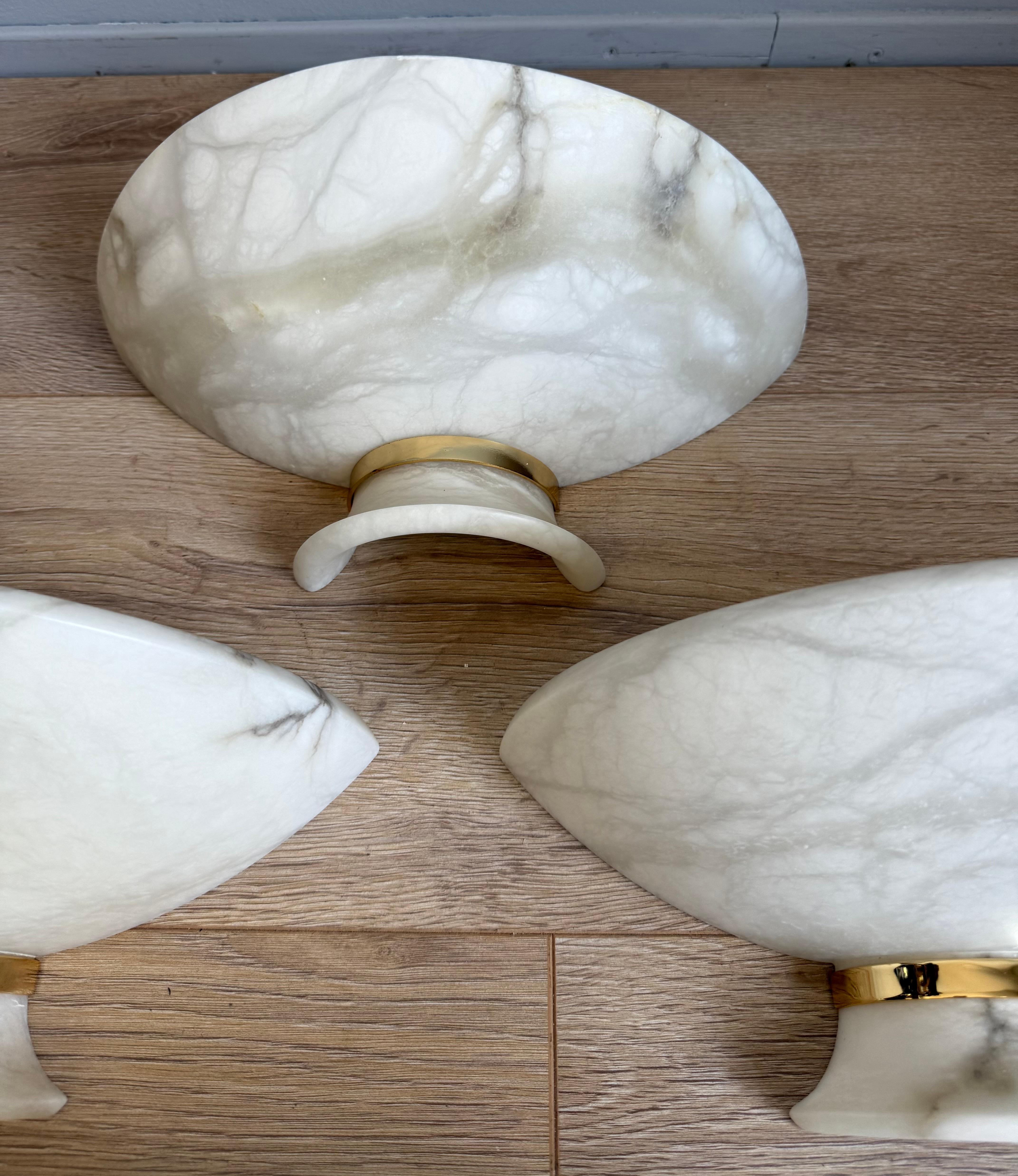 Ottone Set di quattro lampade da parete in ottone e alabastro della modernità di metà secolo, Italia, anni '70 in vendita
