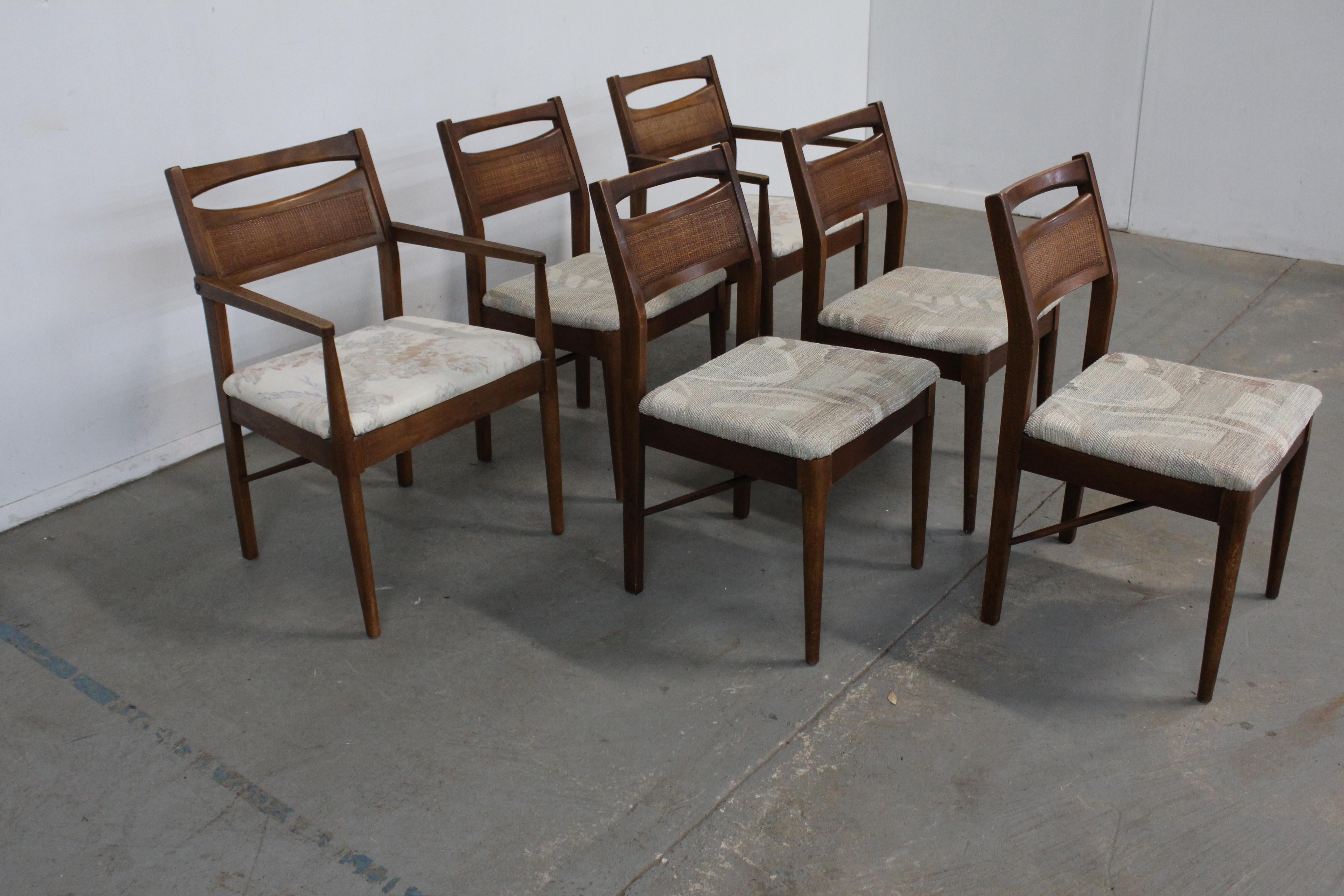 Set of 6 Mid-Century Modern American of Martinsville Walnut Dining Chairs
Offered is a Set of 6 Mid-Century Modern American of Martinsville Walnut Dining Chairs. Designed by Merton Gershun. This set includes 4 side chairs and 2 arm chairs. They are