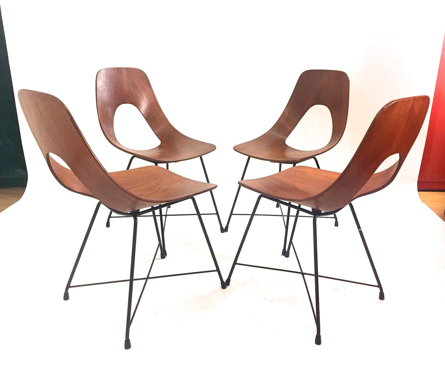 A superb set of four Ariston chairs designed by Augusto Bozzi in 1957 and edited by Saporiti. Frame of solid blend Plymouth teak, spider and solid black coated steel base. Marked 