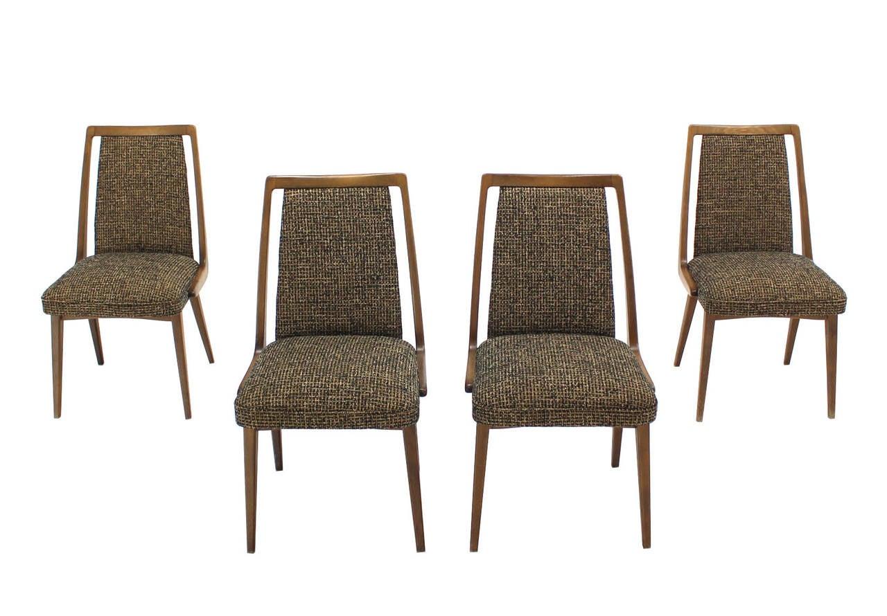 Ensemble de quatre chaises de salle à manger en bois blond de style moderne du milieu du siècle, tapisserie neuve MINT.
Sièges à ressorts 