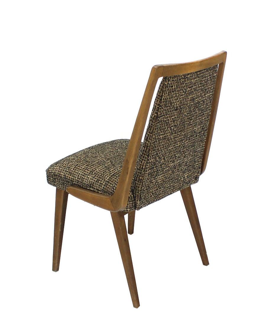 20ième siècle Ensemble de quatre chaises de salle à manger en bois blond de style Modernity New Upholstery MINT en vente