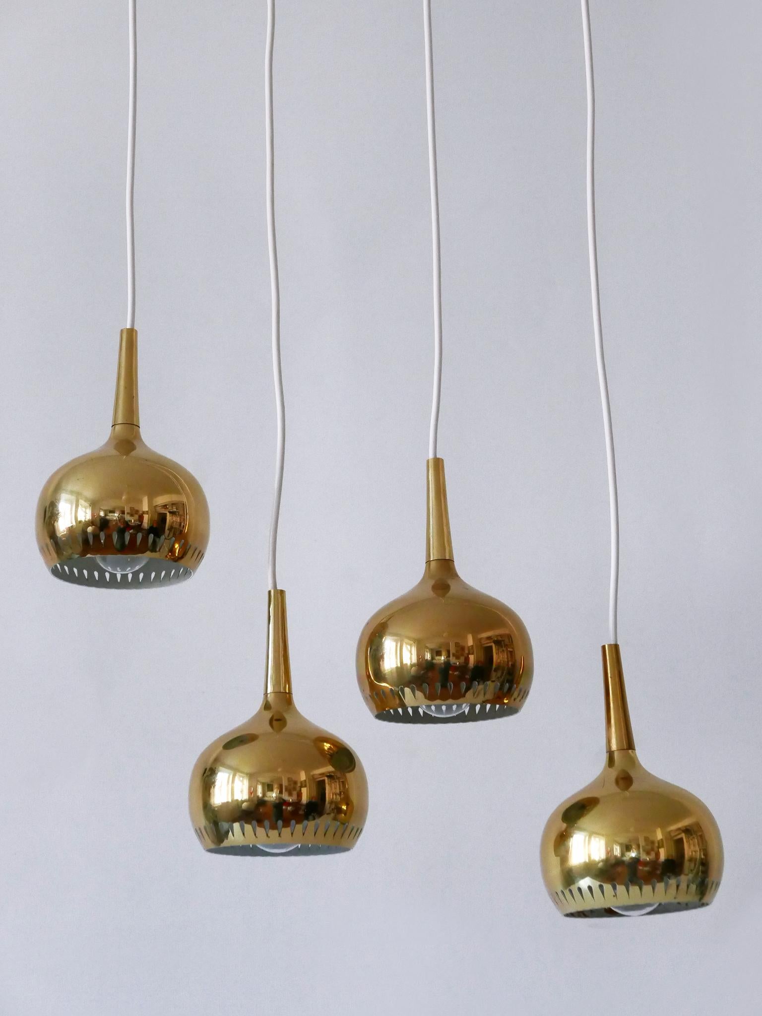 Set di quattro lampade a sospensione in ottone della metà del secolo scorso Svezia 1960 in vendita 3