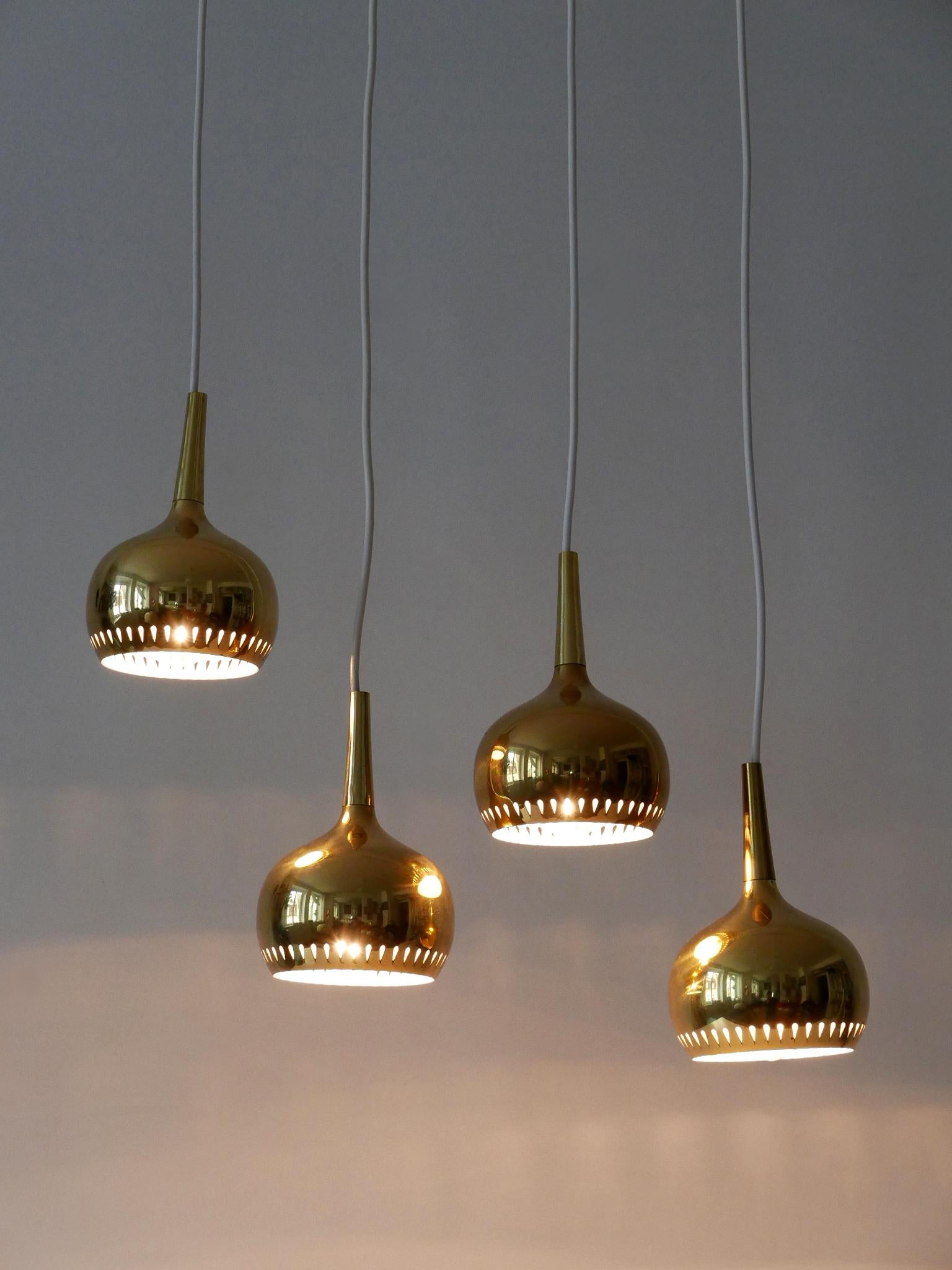 Set di quattro lampade a sospensione in ottone della metà del secolo scorso Svezia 1960 in vendita 4