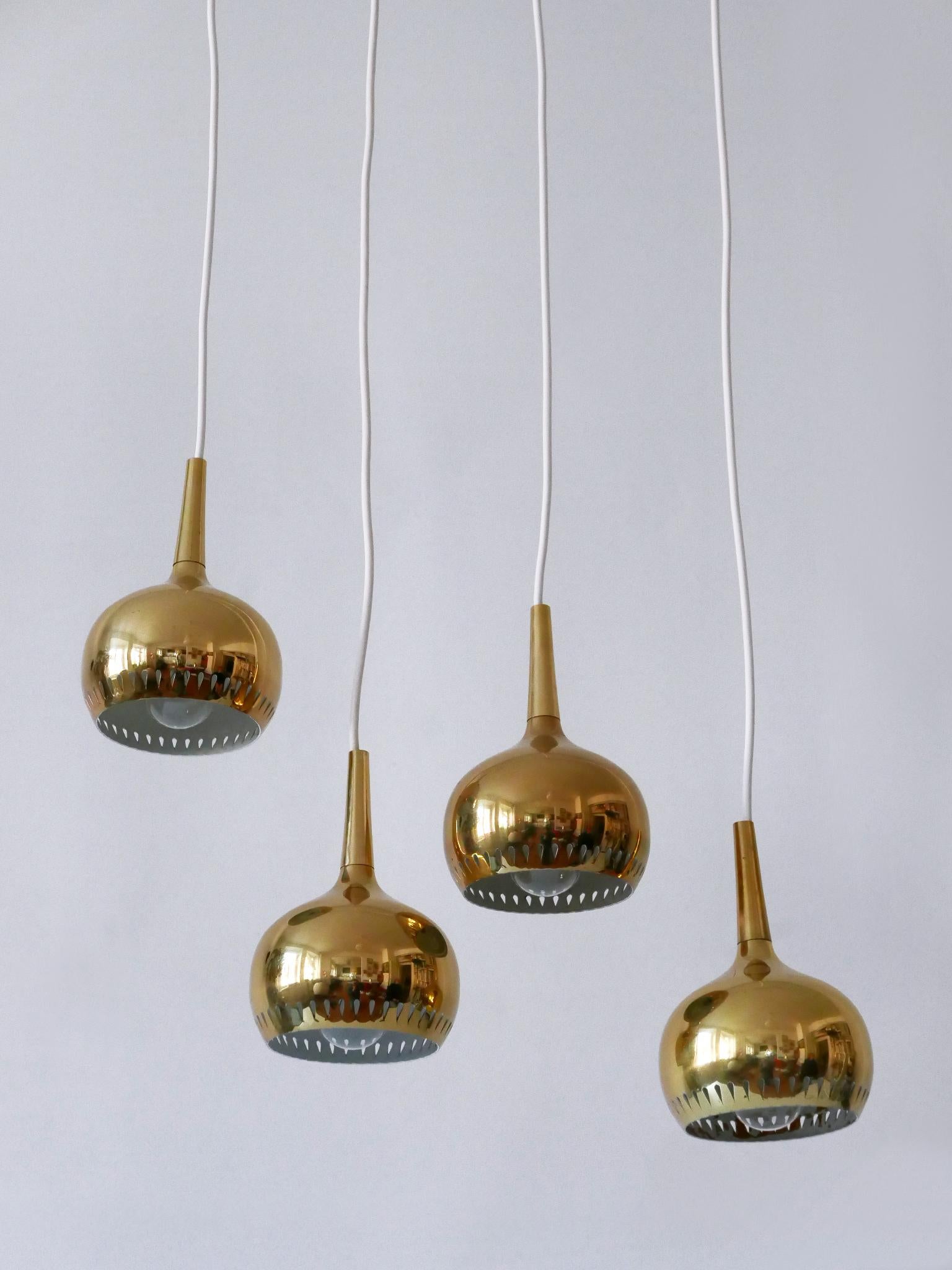 Set di quattro lampade a sospensione in ottone della metà del secolo scorso Svezia 1960 in vendita 5