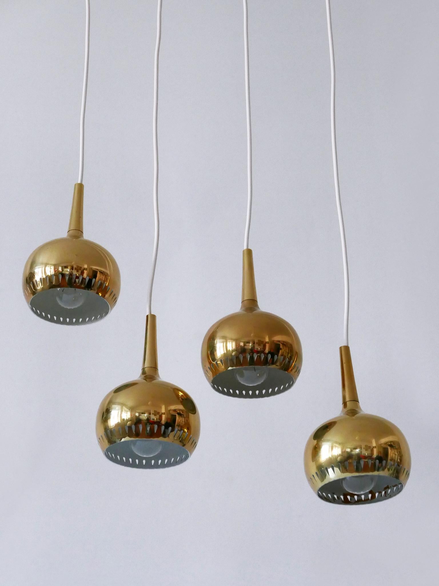 Set di quattro lampade a sospensione in ottone della metà del secolo scorso Svezia 1960 in vendita 6