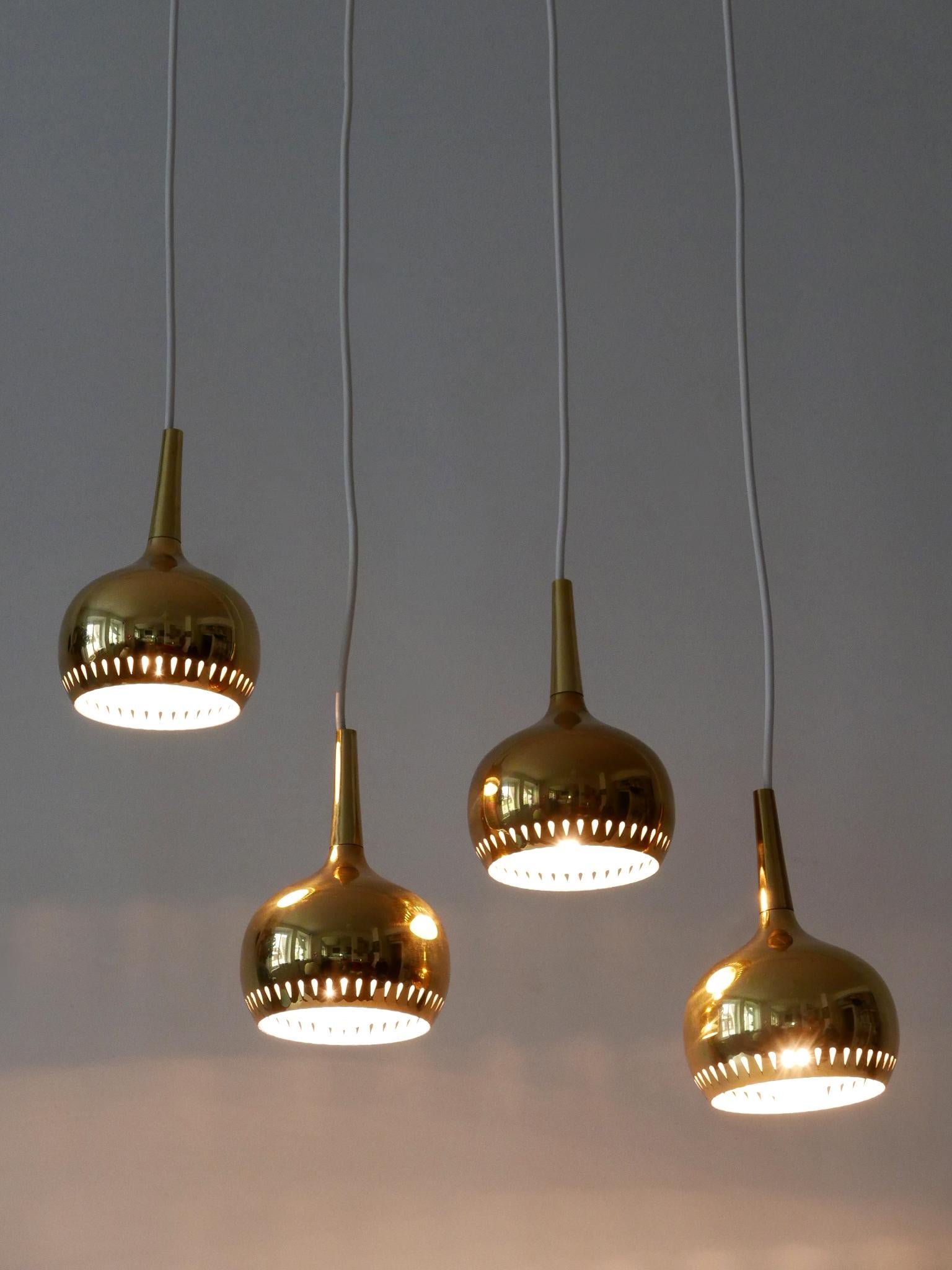 Set di quattro lampade a sospensione in ottone della metà del secolo scorso Svezia 1960 in vendita 7