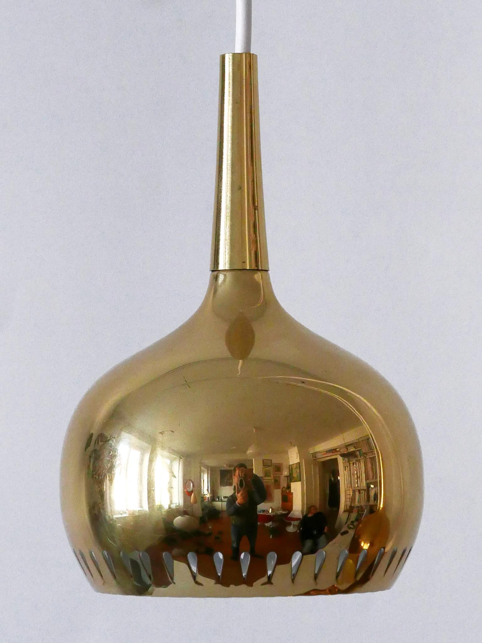 Set di quattro lampade a sospensione in ottone della metà del secolo scorso Svezia 1960 in vendita 11