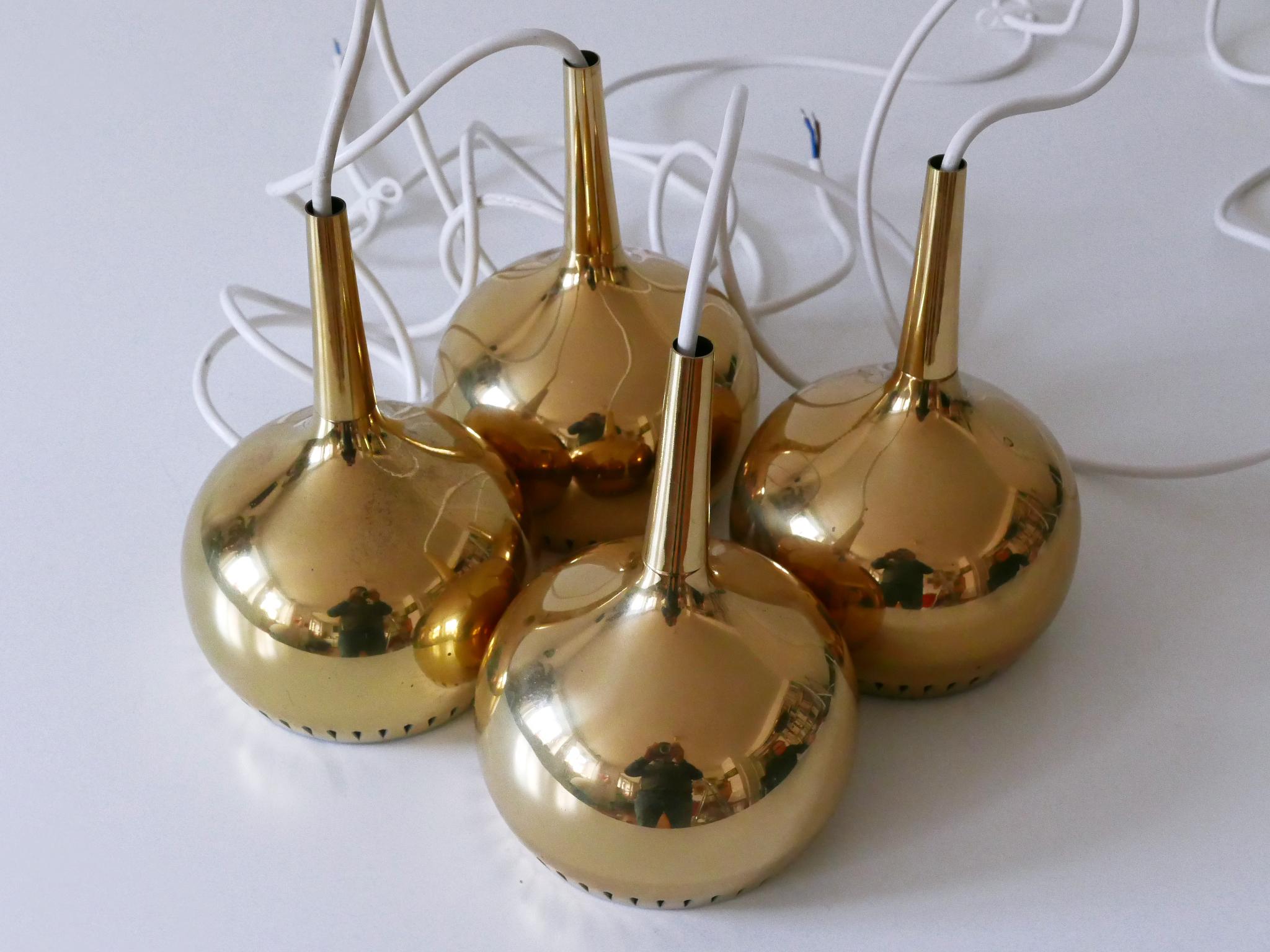 Set di quattro lampade a sospensione in ottone della metà del secolo scorso Svezia 1960 in vendita 12