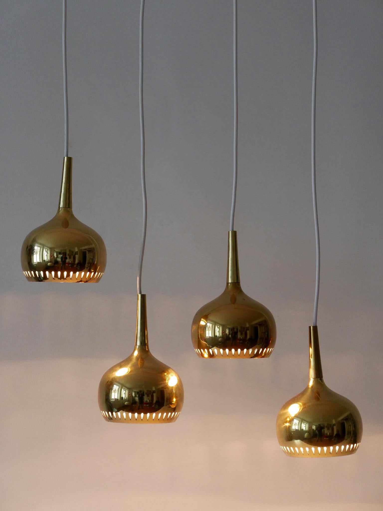 Set di quattro lampade a sospensione in ottone massiccio di forma organica, eleganti e altamente decorative: le cosiddette lampade a finestra. Progettato probabilmente dal famoso designer svedese Hans-Agne Jakobsson, Svezia, anni '60.

Eseguito in