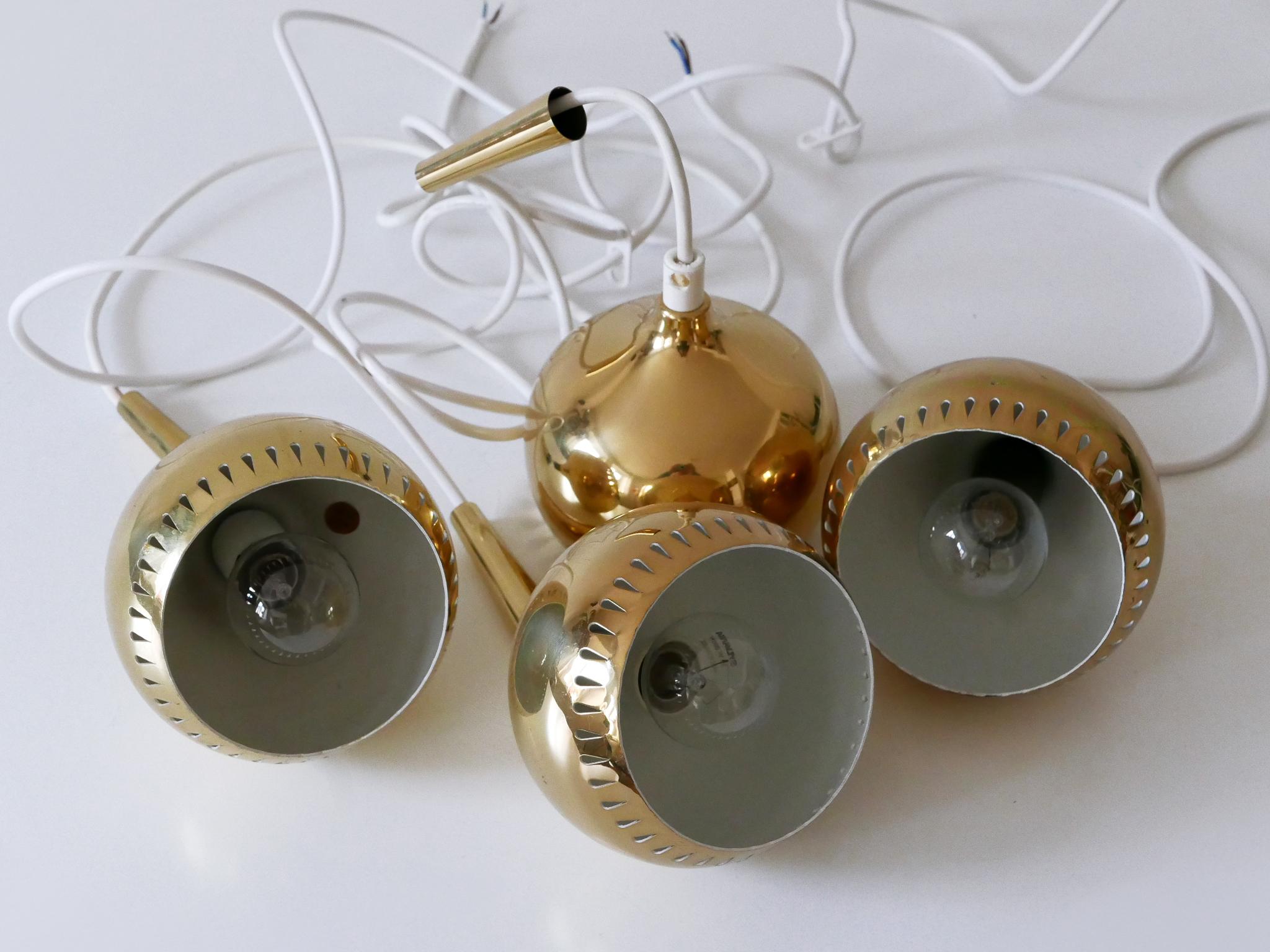Set di quattro lampade a sospensione in ottone della metà del secolo scorso Svezia 1960 in vendita 13