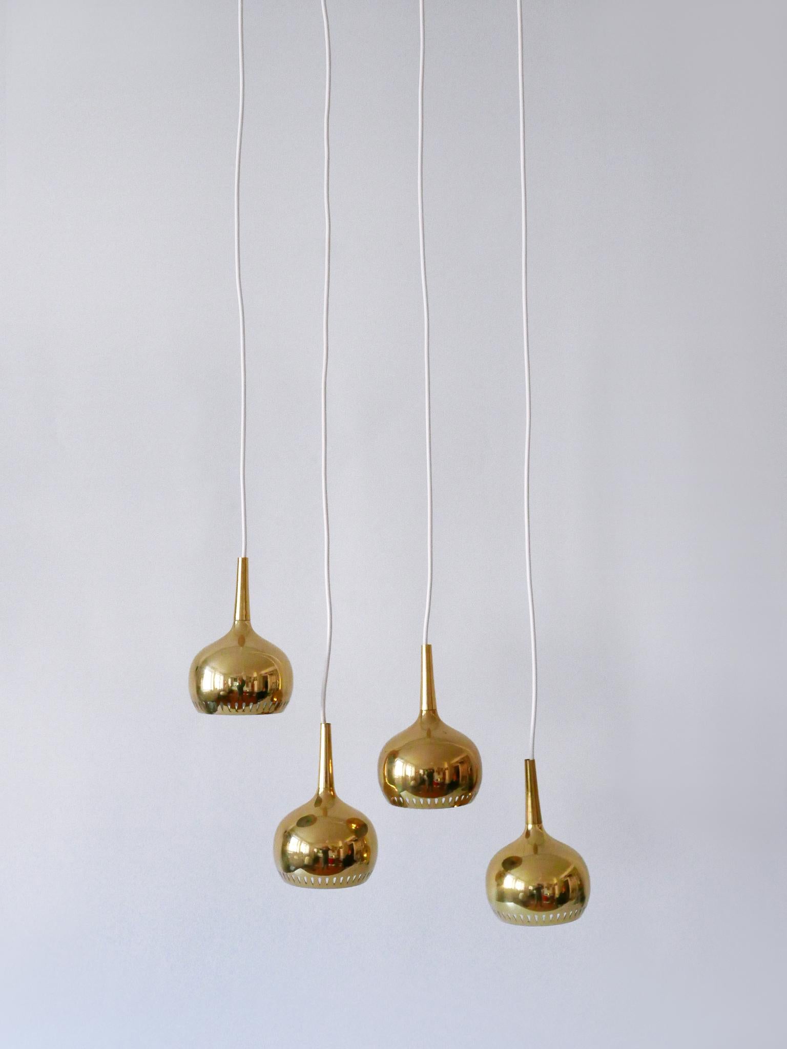 Mid-Century moderno Set di quattro lampade a sospensione in ottone della metà del secolo scorso Svezia 1960 in vendita