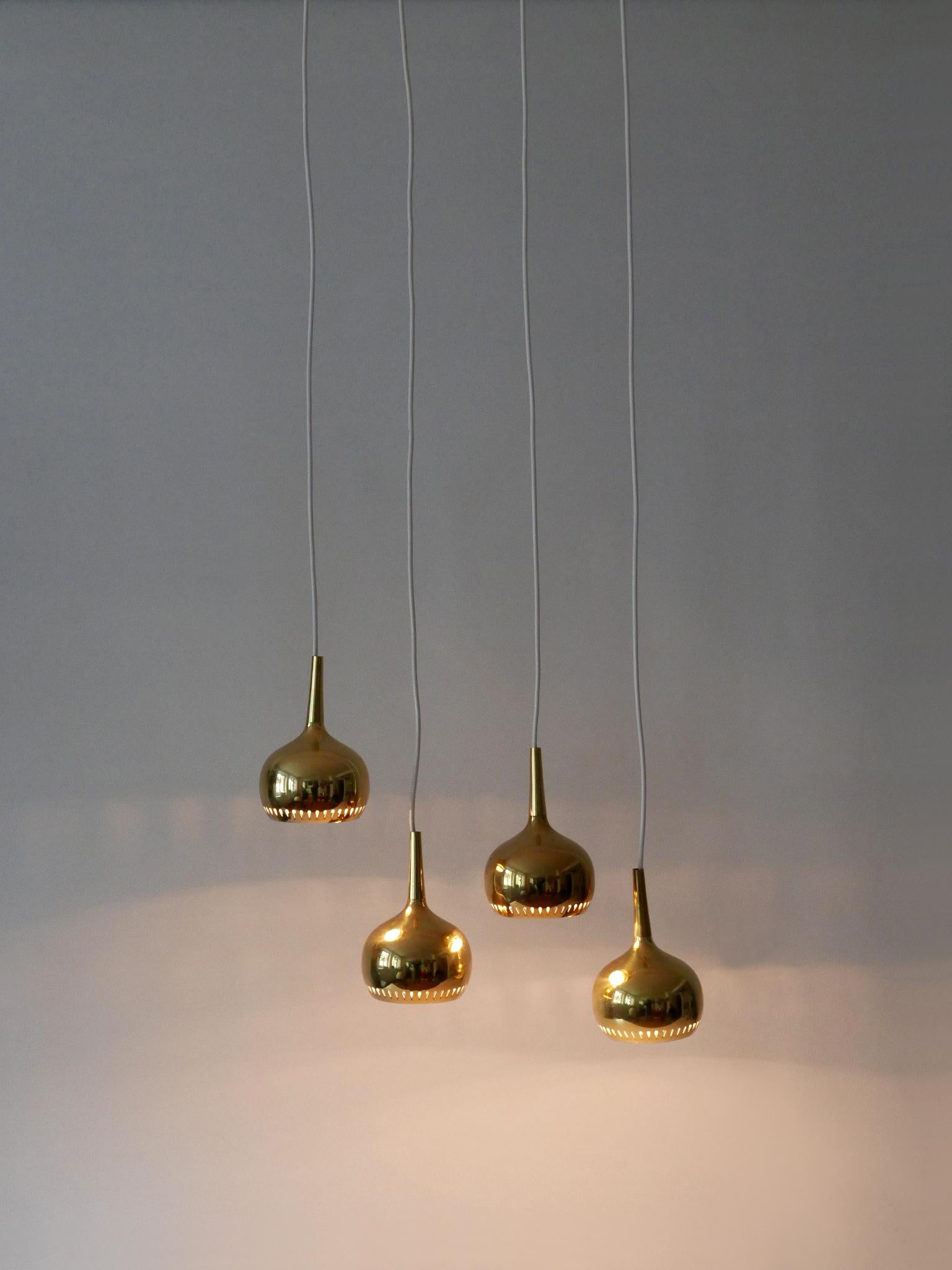 Svedese Set di quattro lampade a sospensione in ottone della metà del secolo scorso Svezia 1960 in vendita