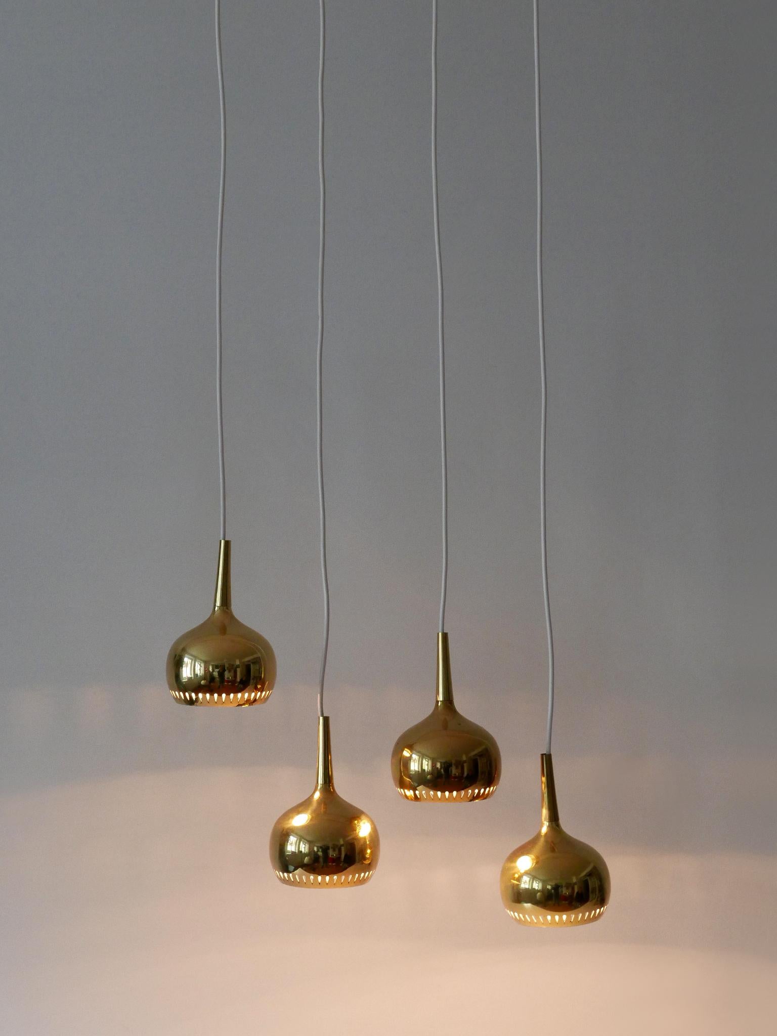 Metà XX secolo Set di quattro lampade a sospensione in ottone della metà del secolo scorso Svezia 1960 in vendita